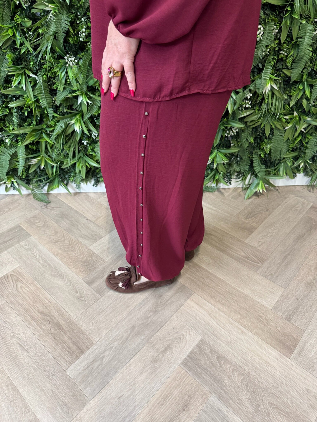 Tweedelig pak v-hals met studs bordeaux