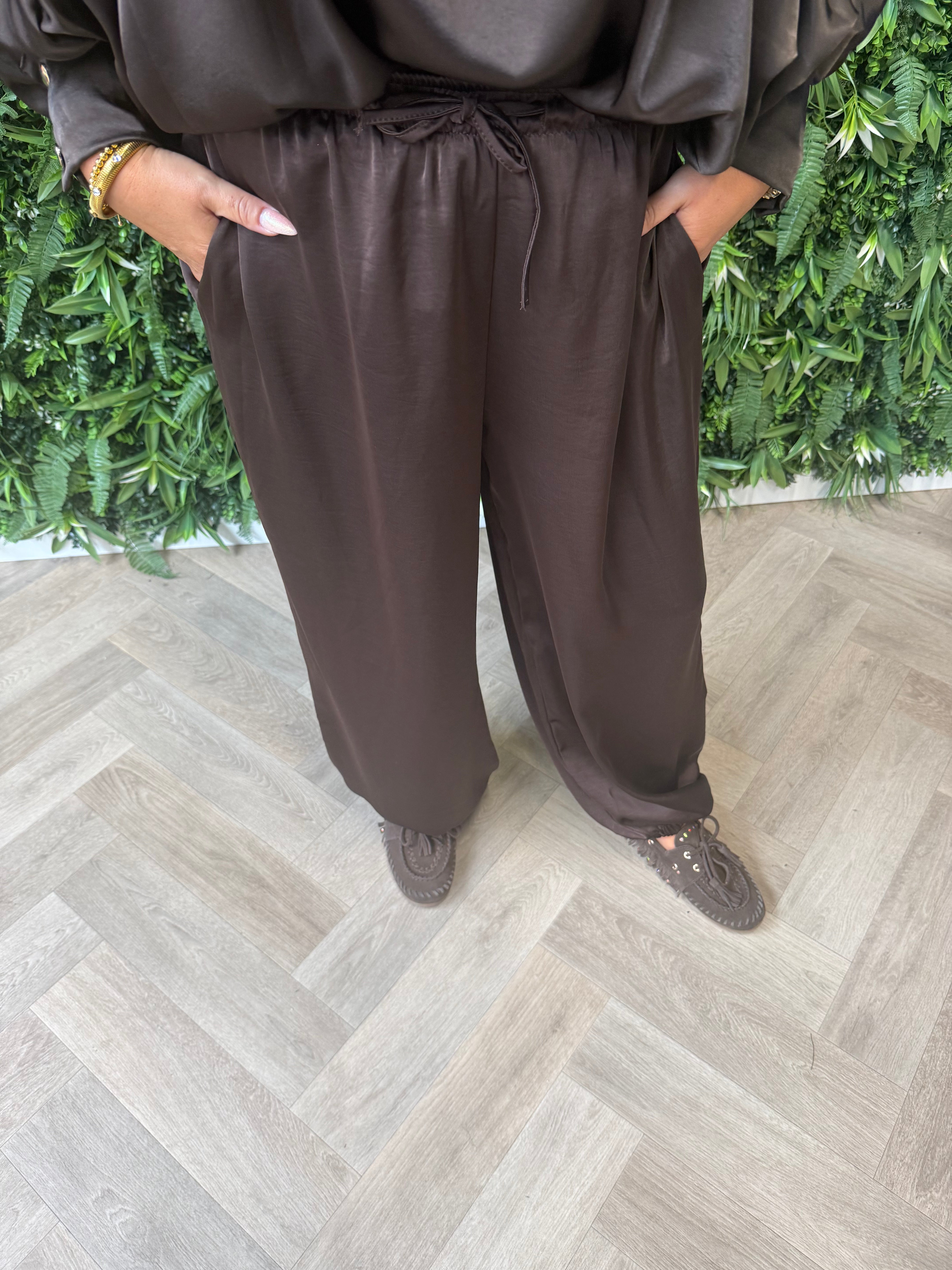 Tweedelig pak ballon broek met strik blouse donkerbruin