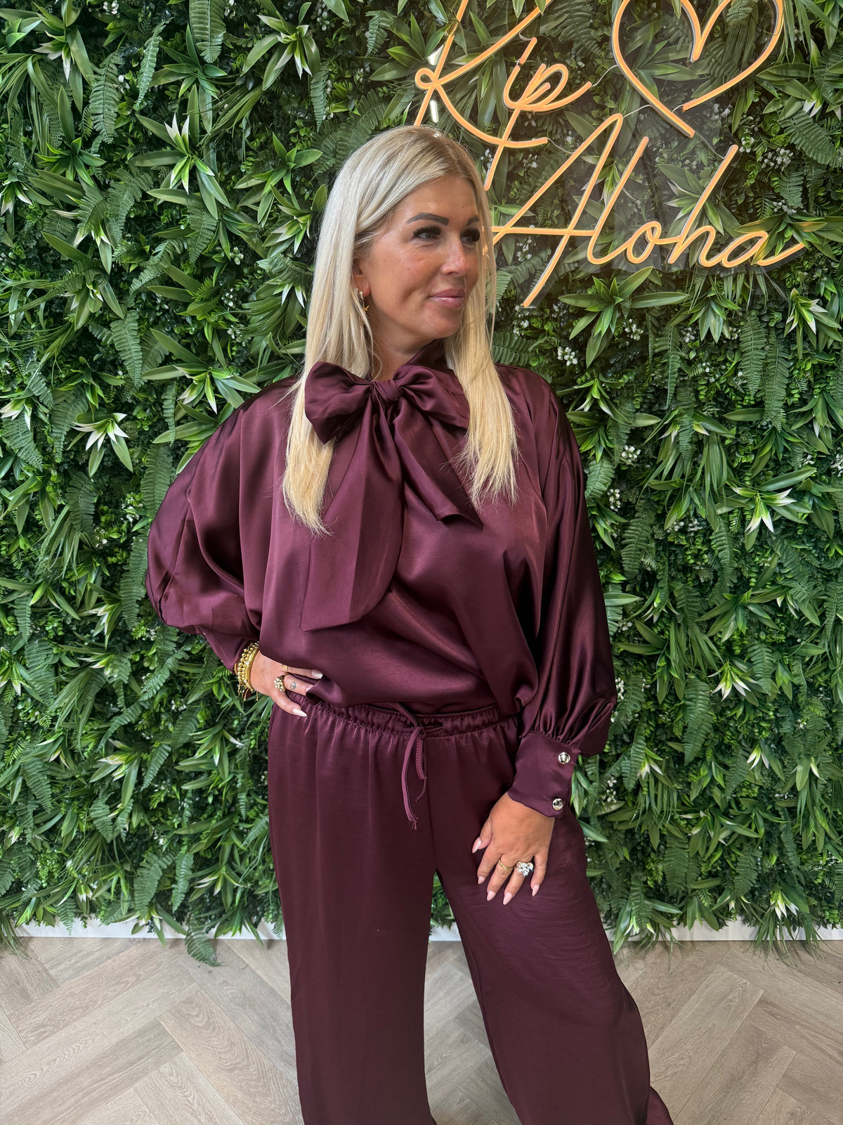 Silky blouse v-hals met  strik aubergine