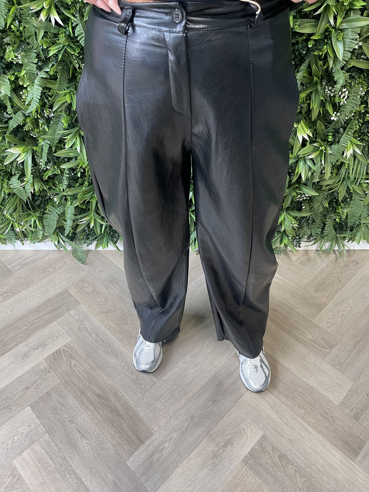 Leatherlook barrel broek zwart