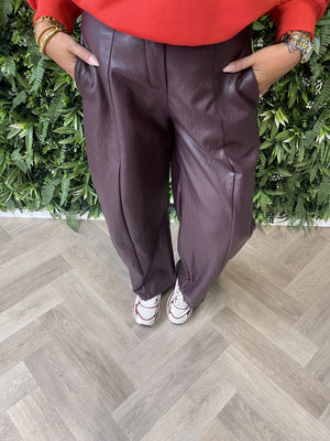 Leatherlook barrel broek aubergine