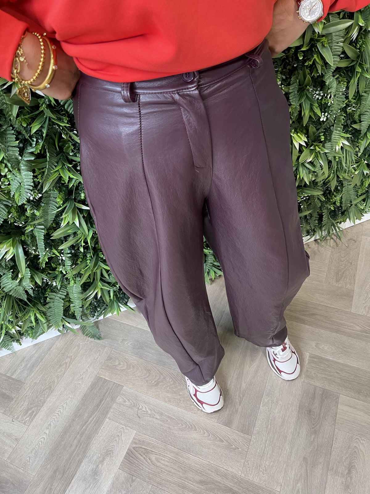 Leatherlook barrel broek aubergine