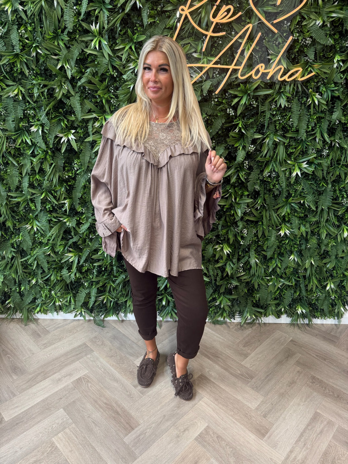 Top met kanten hals taupe