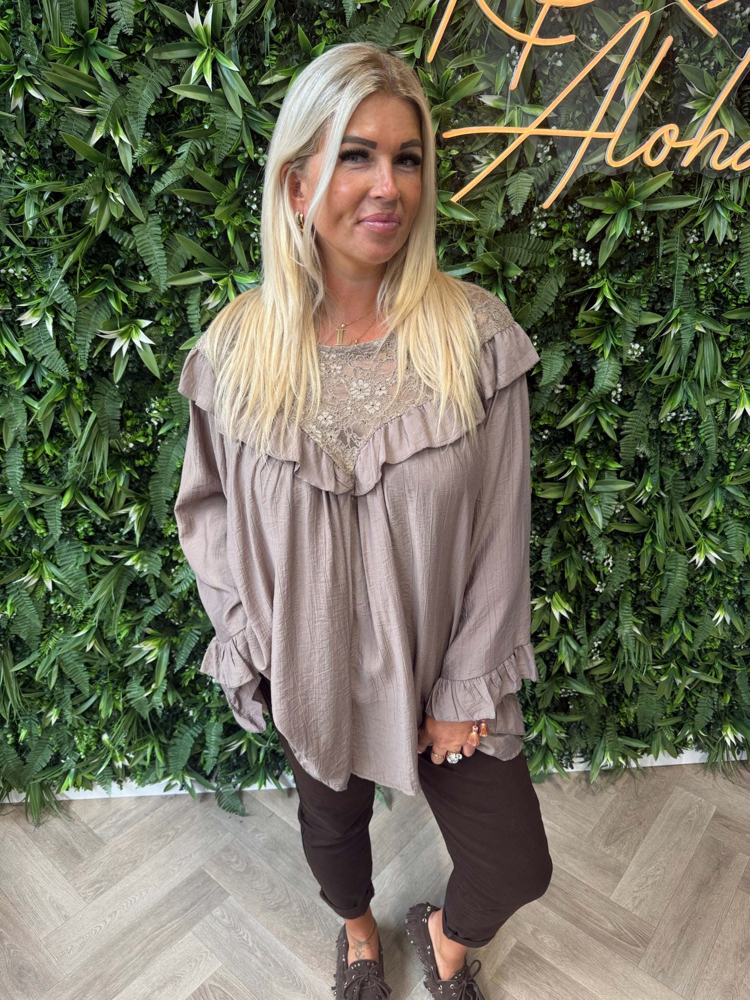 Top met kanten hals taupe