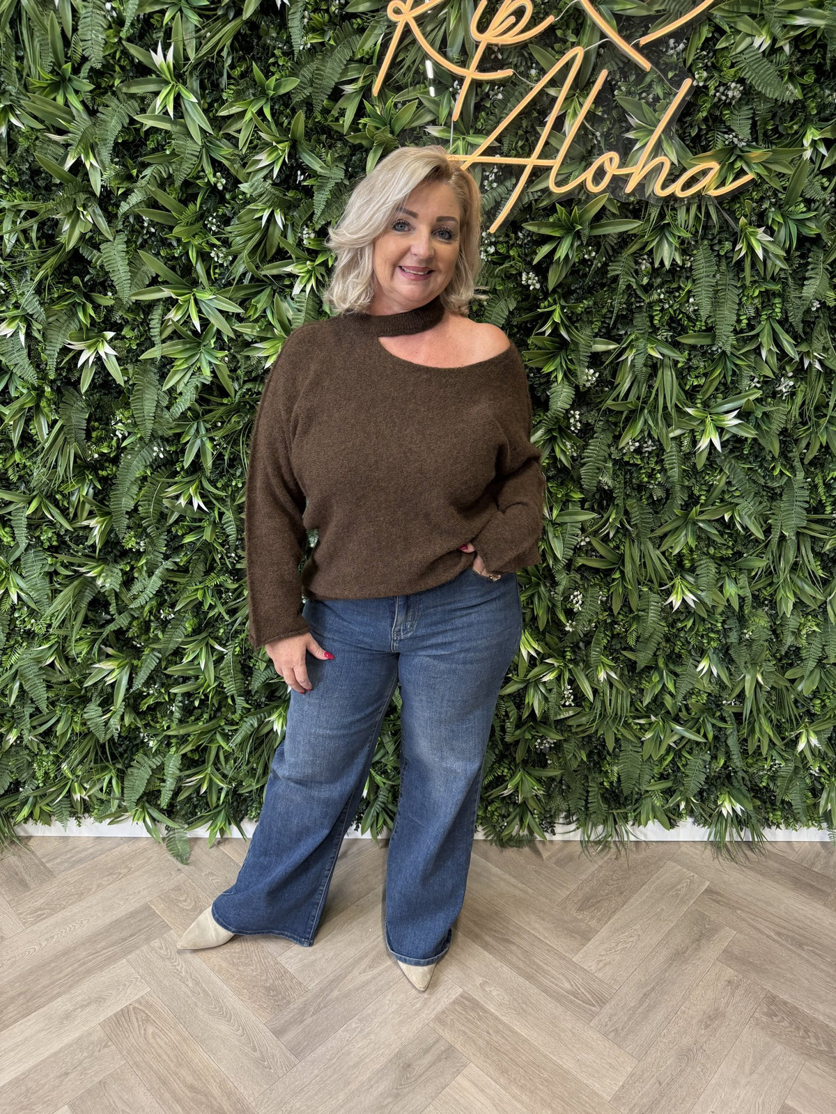 Trui off-shoulder hals detail donkerbruin