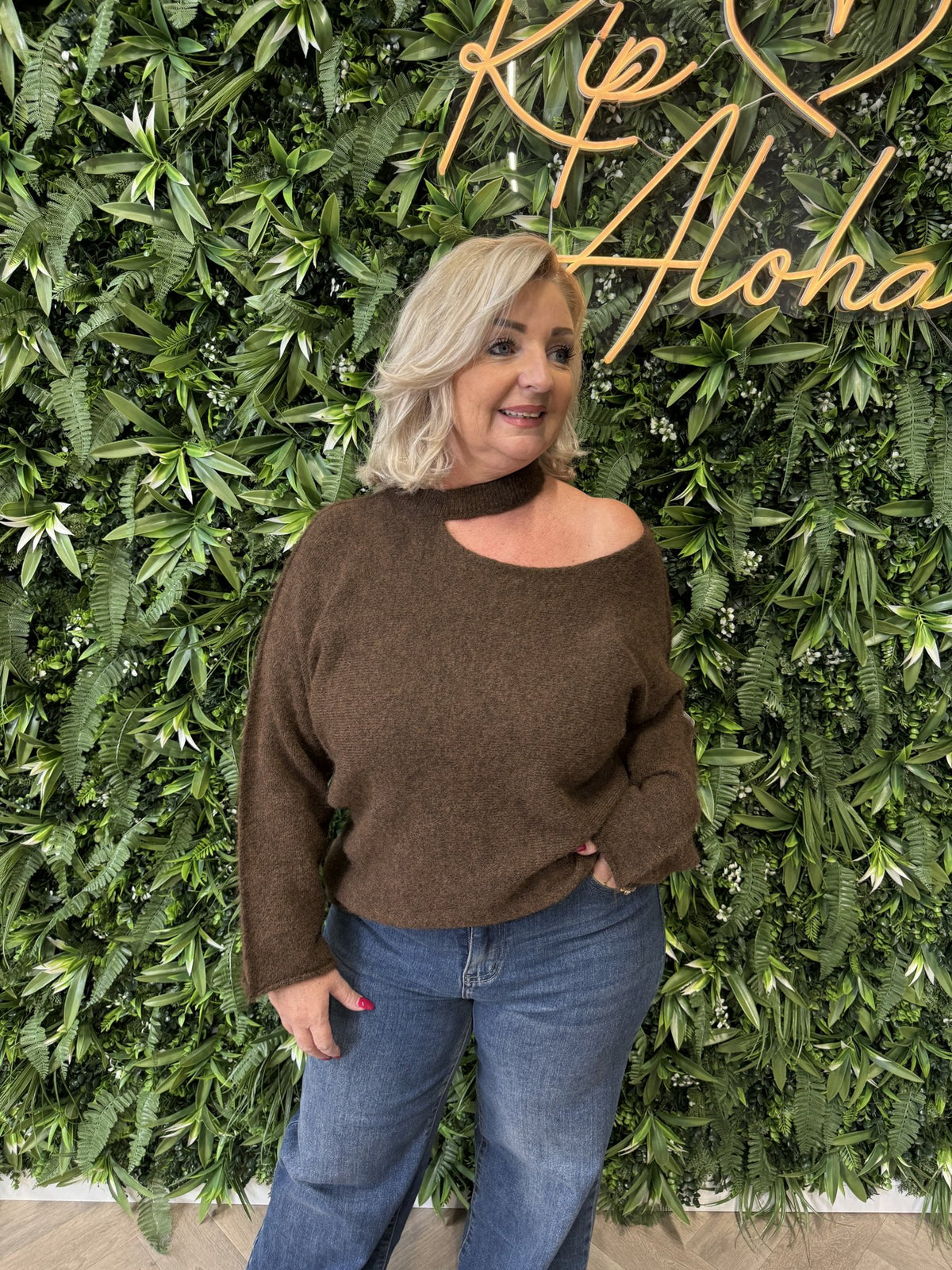Trui off-shoulder hals detail donkerbruin