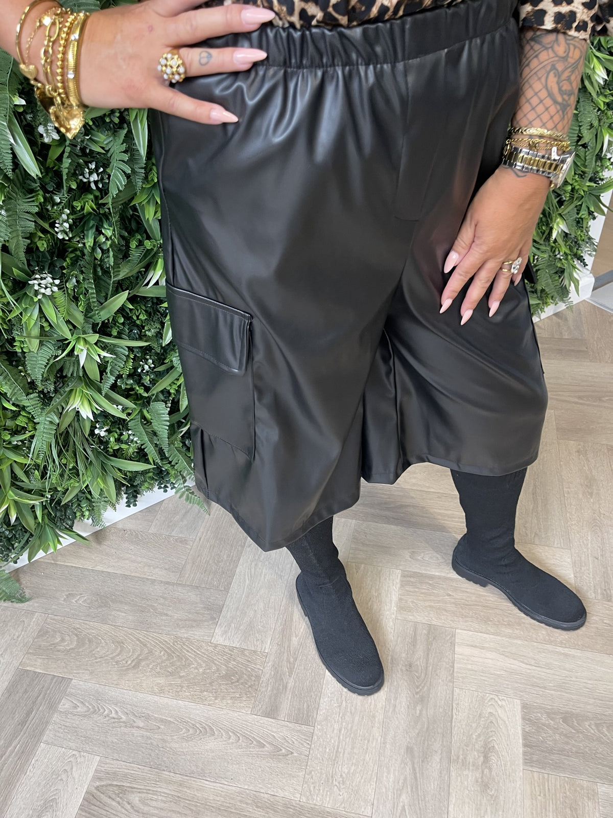 Leatherlook cargo bermuda met zakken zwart