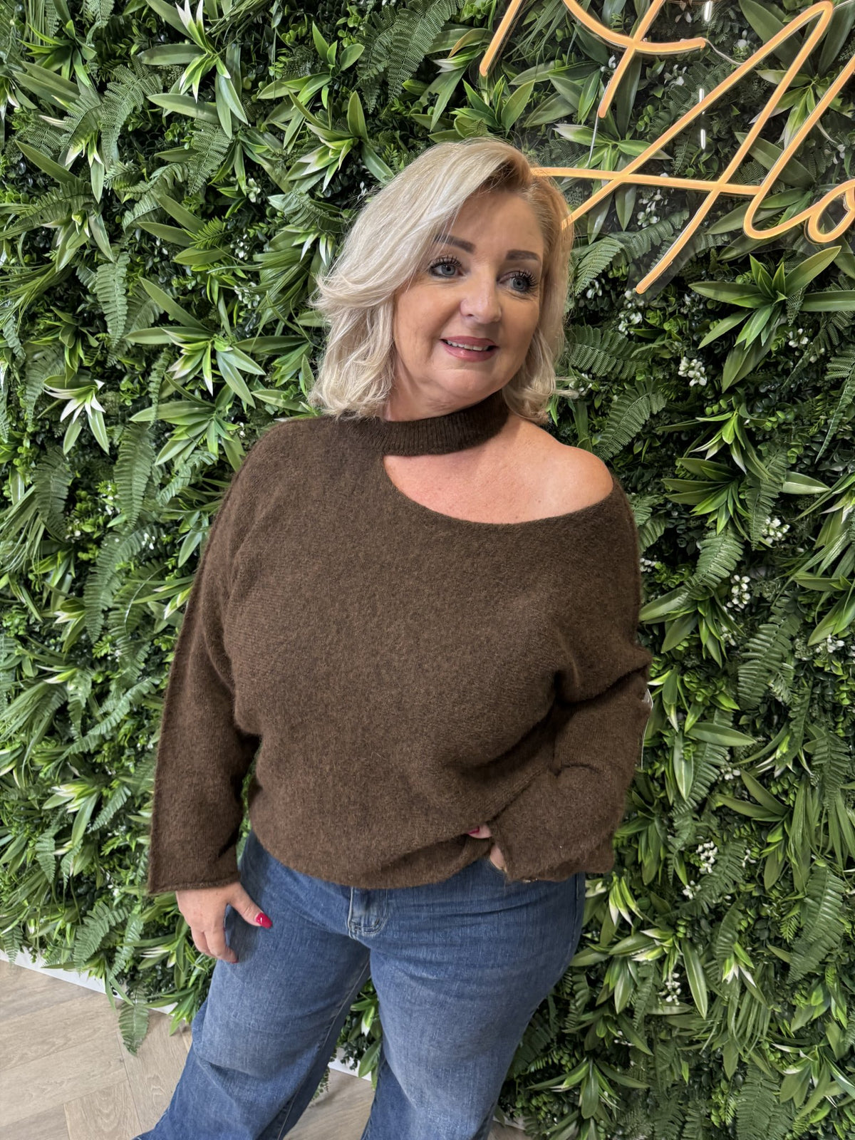 Trui off-shoulder hals detail donkerbruin
