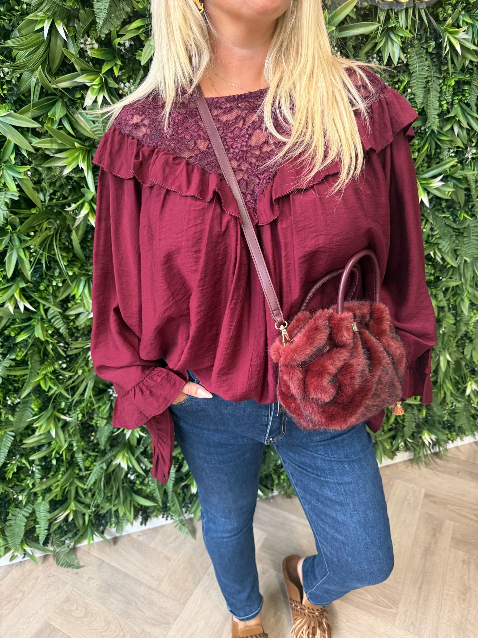 Top met kanten hals bordeaux