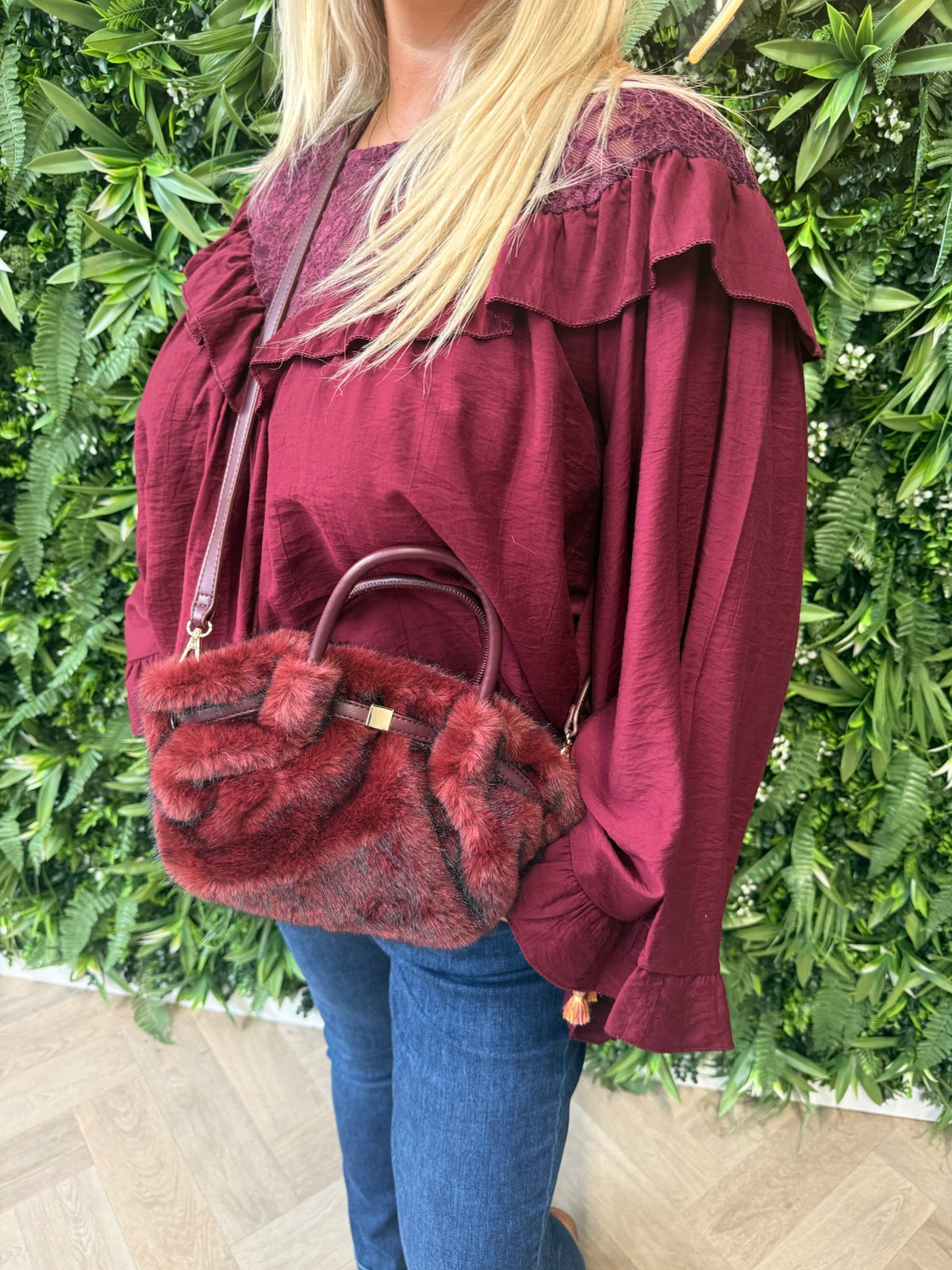 Faux fur tasje met leatherlook details bordeuax