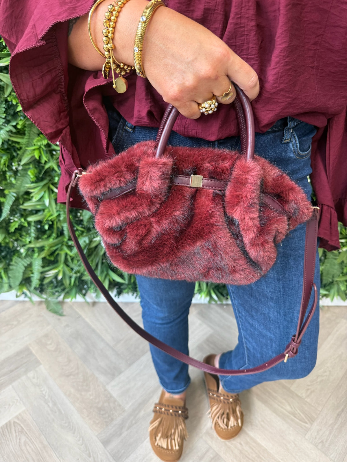 Faux fur tasje met leatherlook details bordeuax