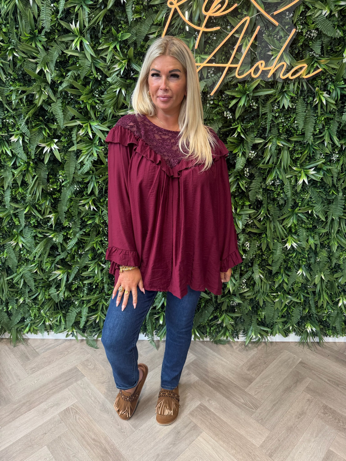 Top met kanten hals bordeaux