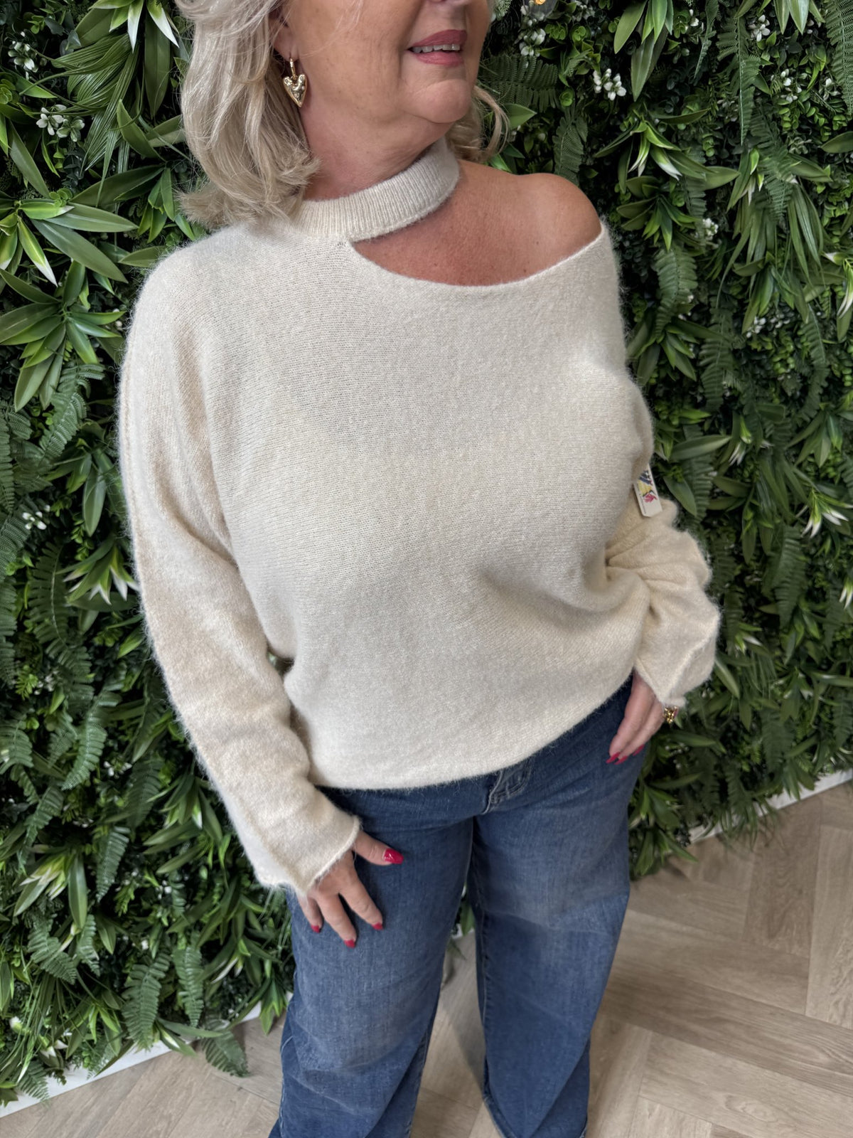 Trui off-shoulder hals detail creme