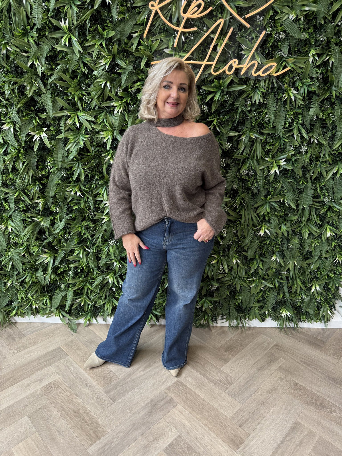 Trui off-shoulder hals detail lichtbruin