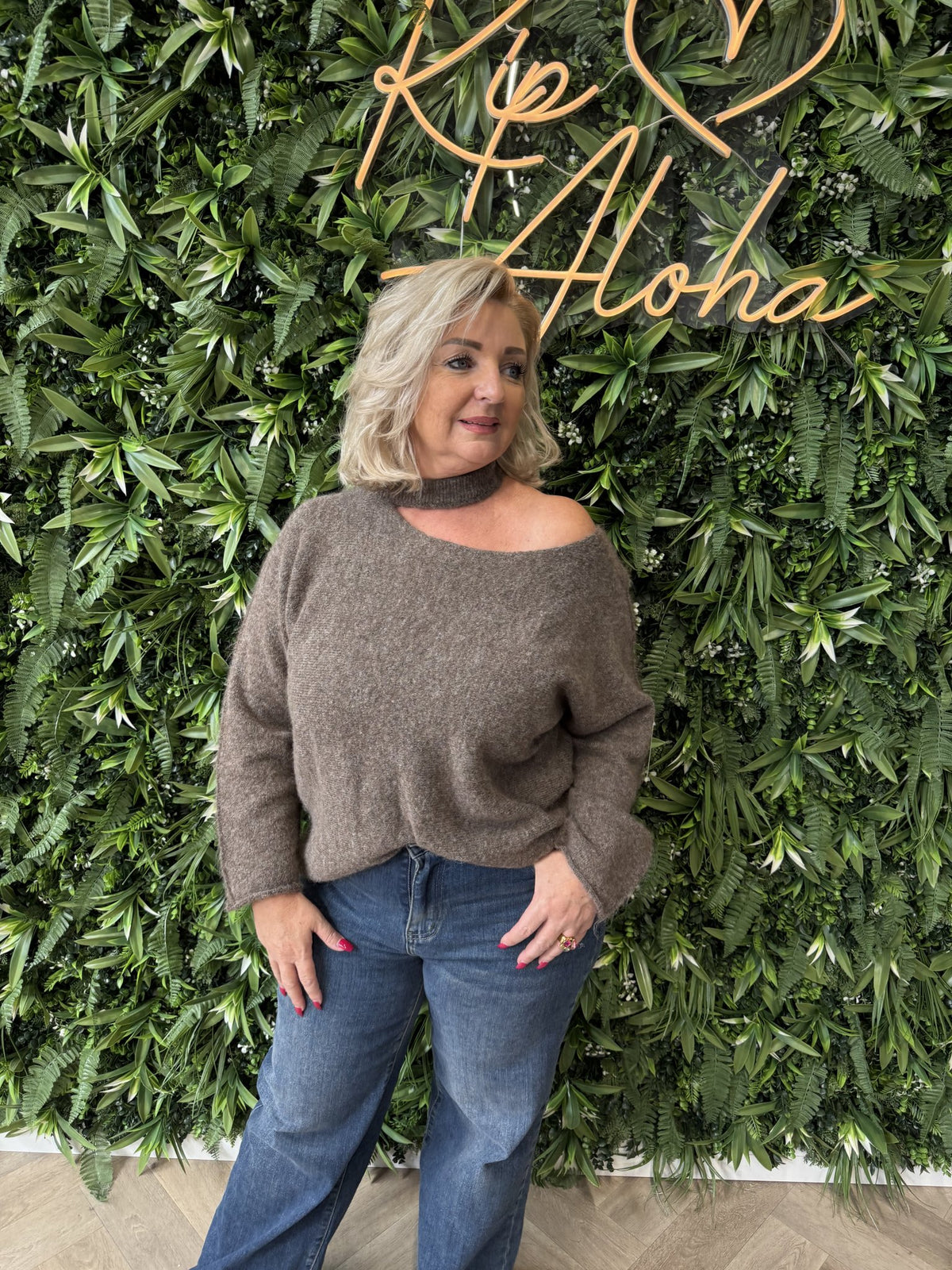 Trui off-shoulder hals detail lichtbruin