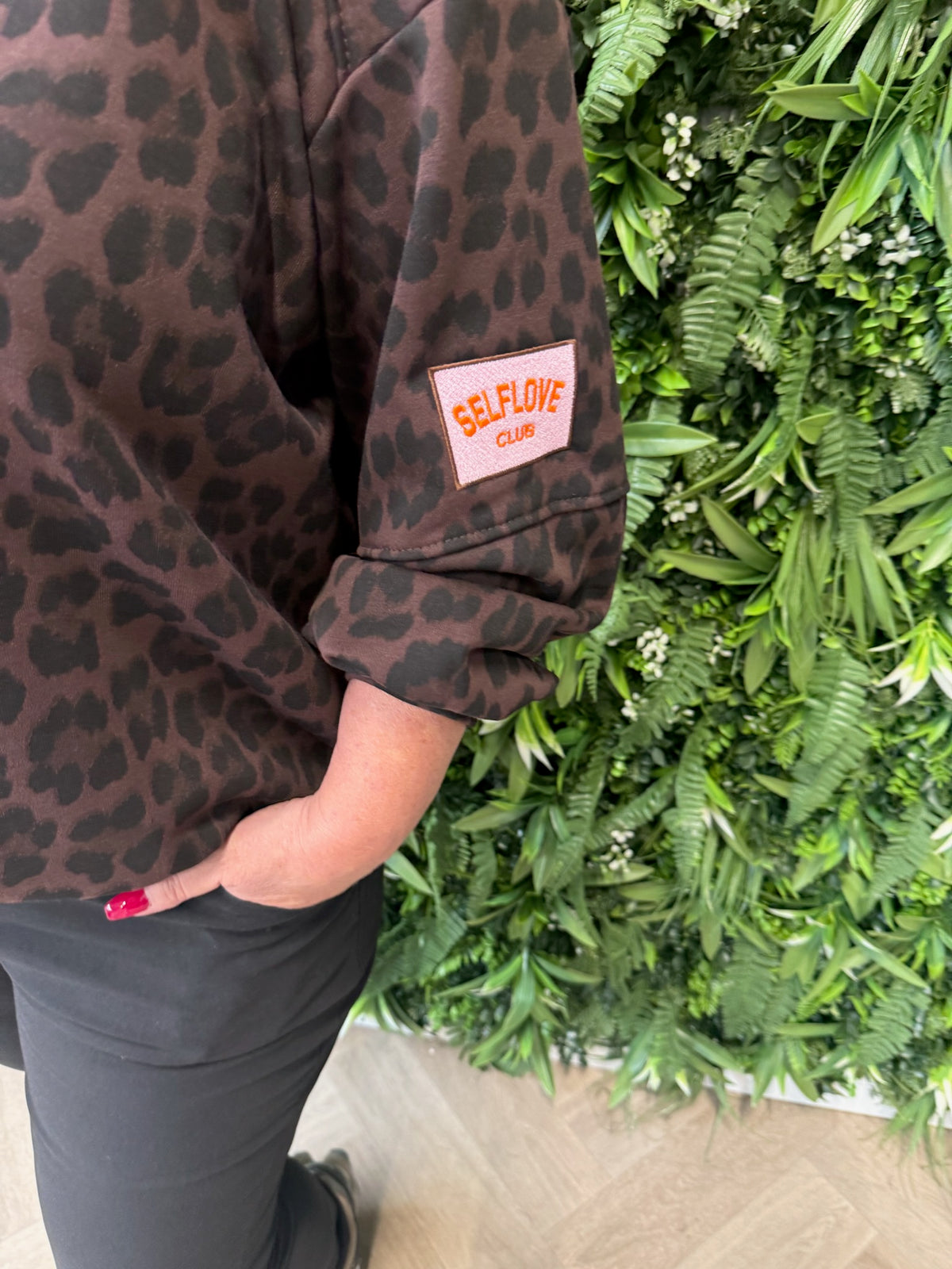 Sweater panter selflove club donkerbruin