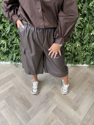 Leatherlook cargo bermuda met zakken donkerbruin
