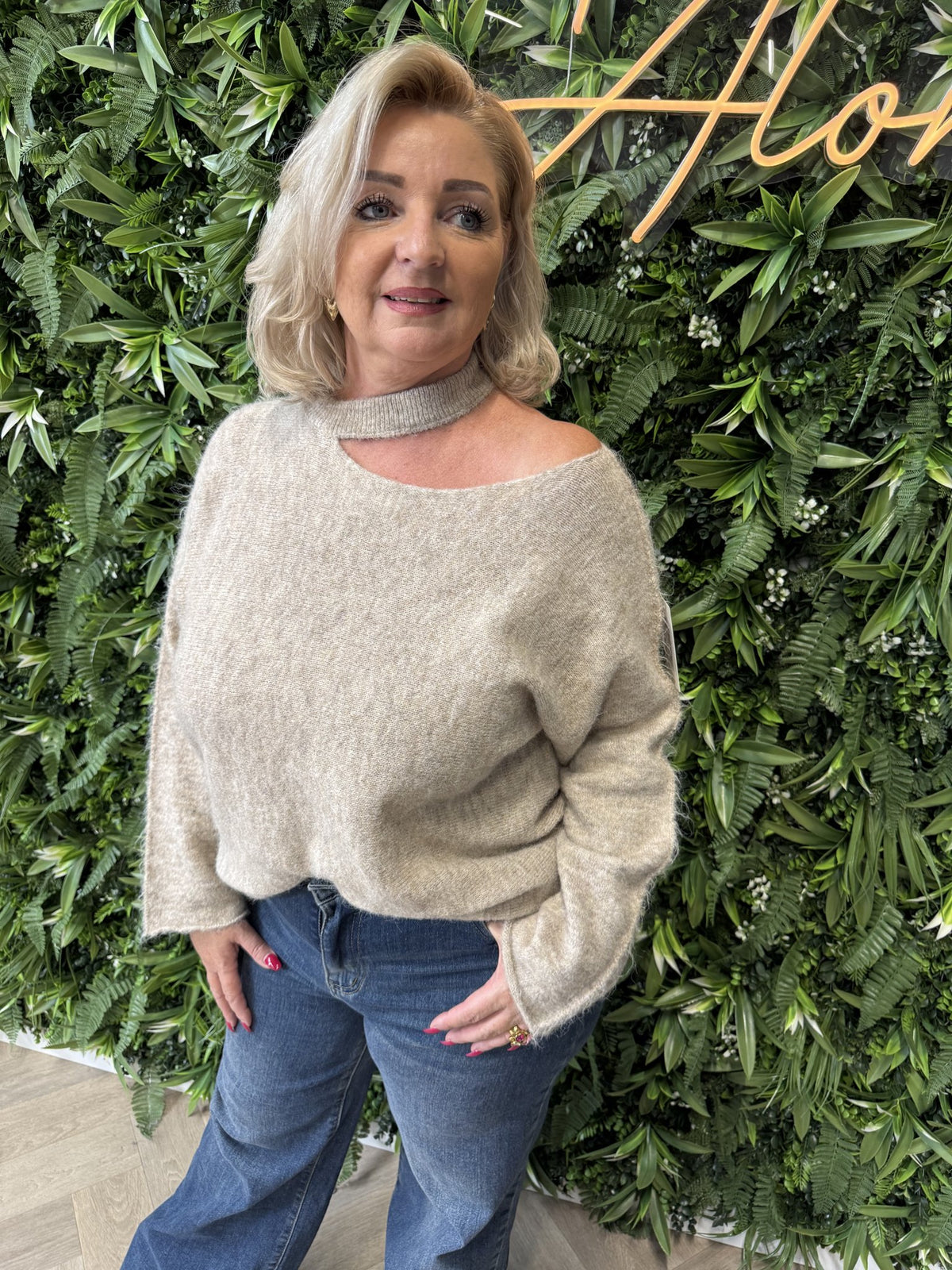 Trui off-shoulder hals detail beige