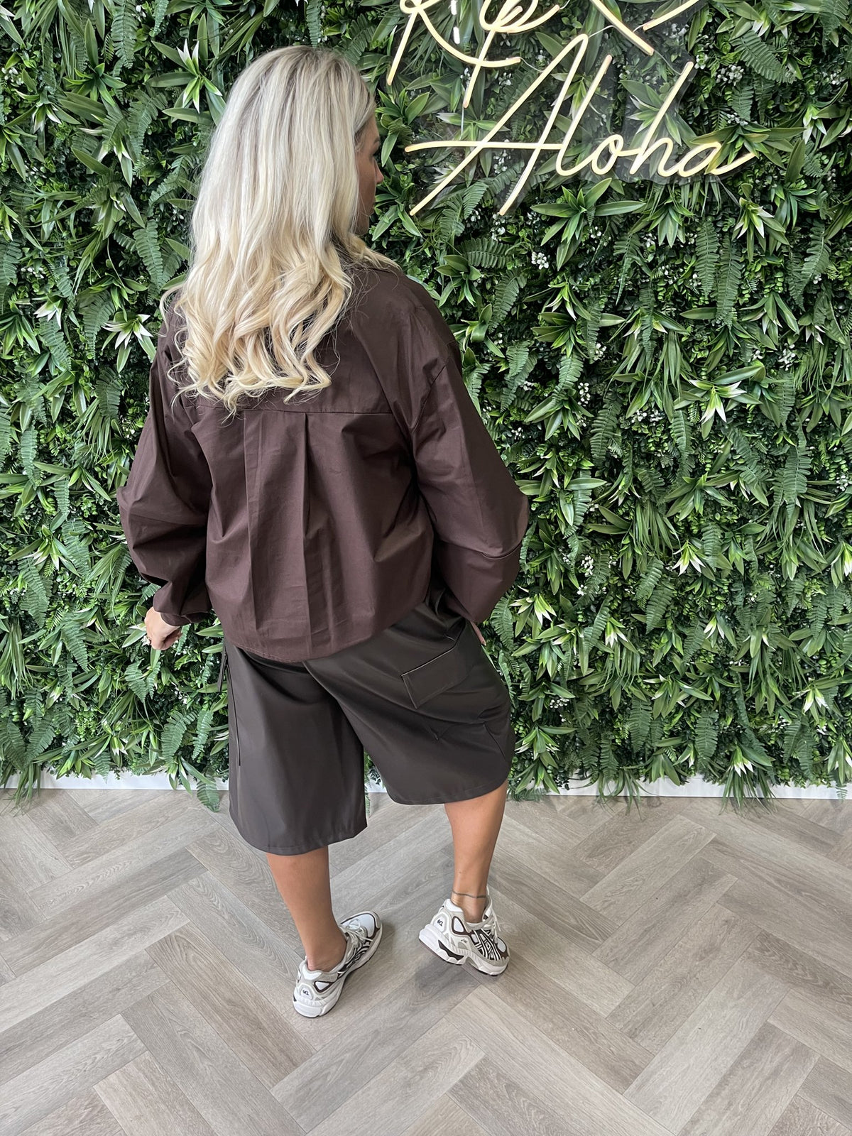 Leatherlook cargo bermuda met zakken donkerbruin