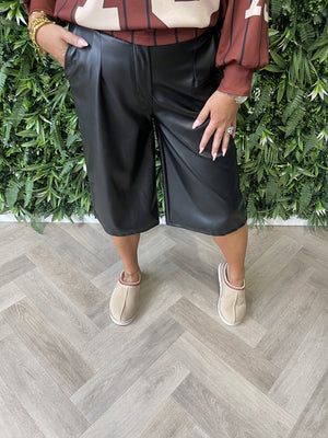 Leatherlook bermuda zwart