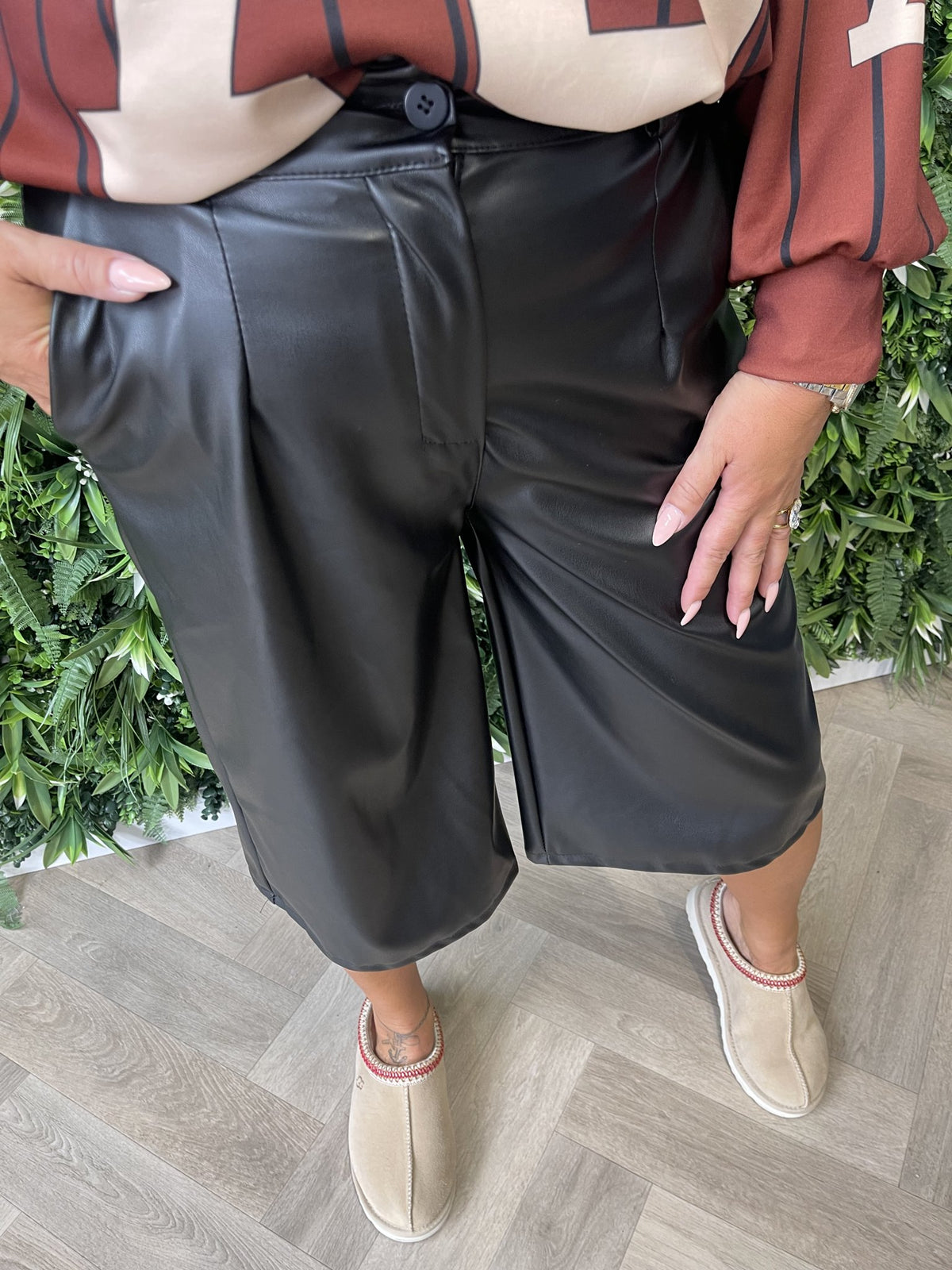Leatherlook bermuda zwart