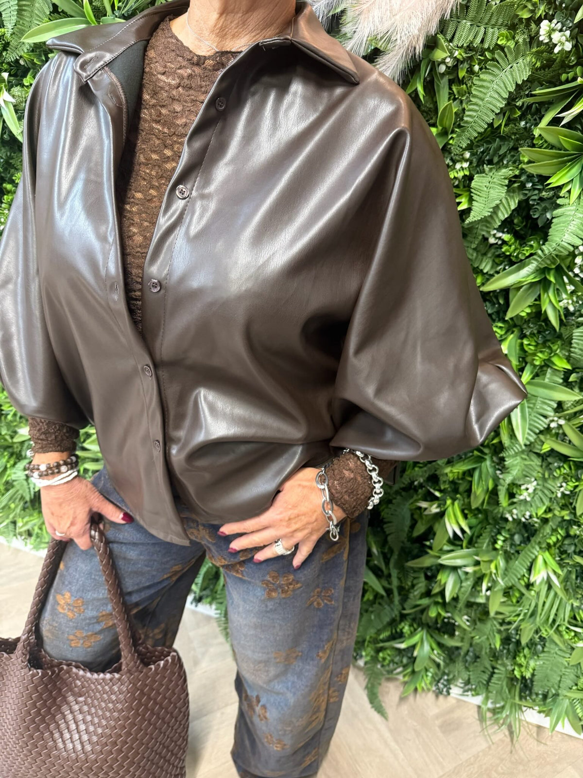 Leatherlook blouse pofmouwen donkerbruin