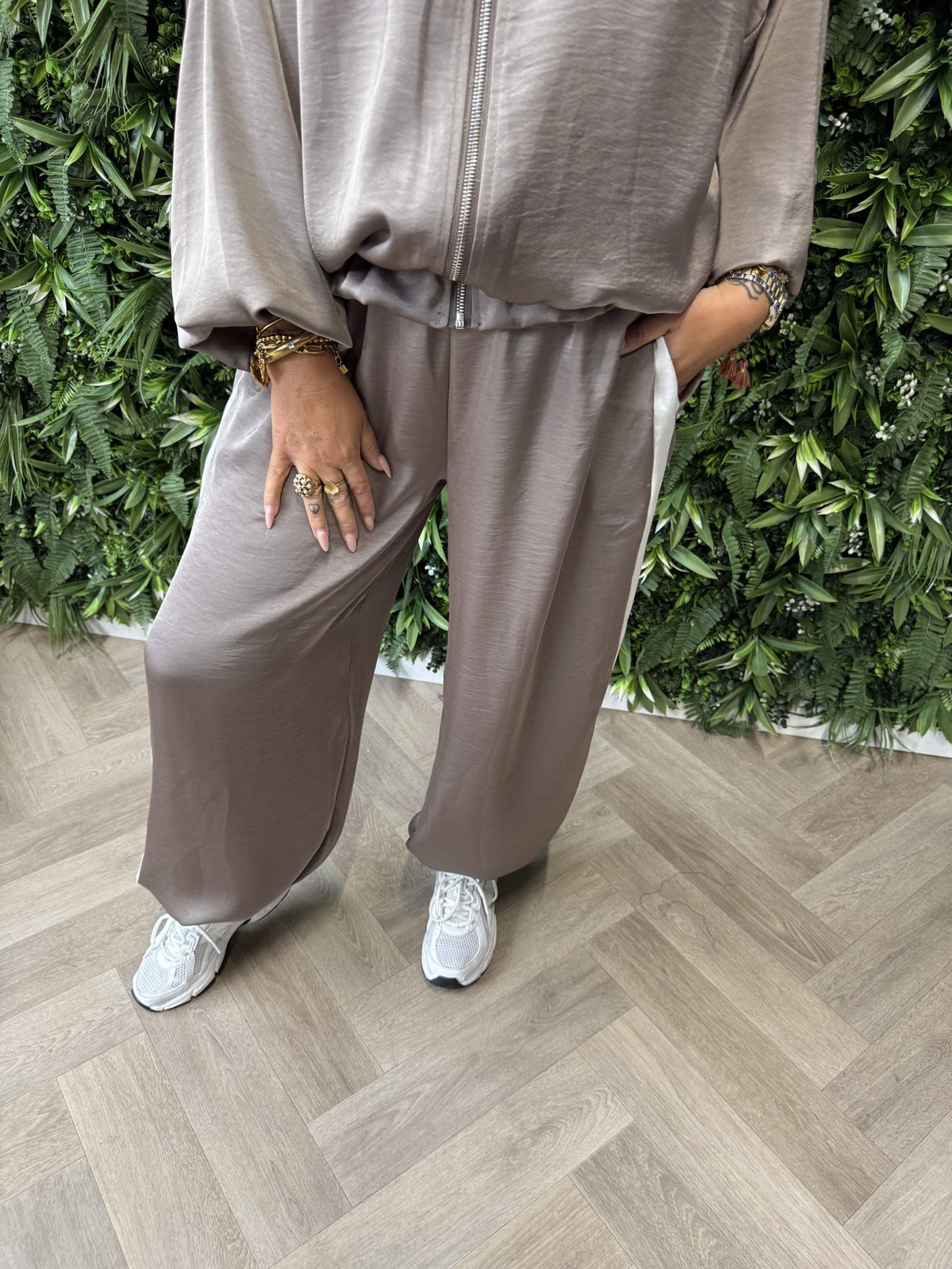 Tweedelig silky pak met bies taupe