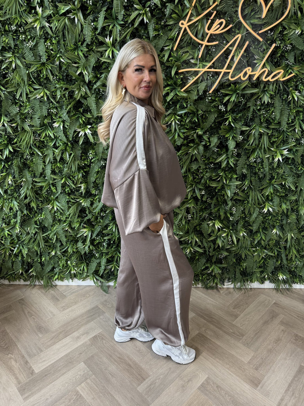 Tweedelig silky pak met bies taupe