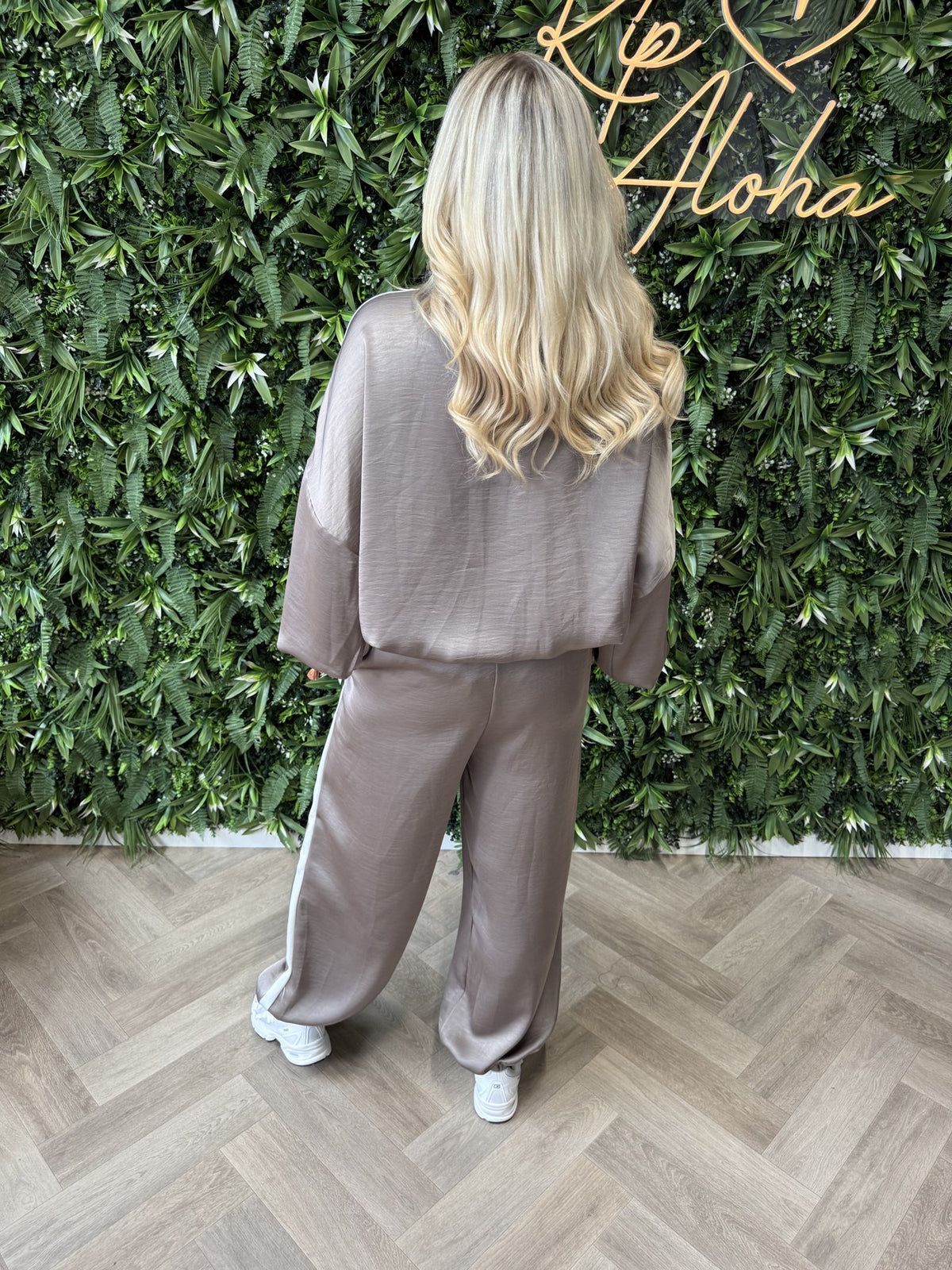 Tweedelig silky pak met bies taupe