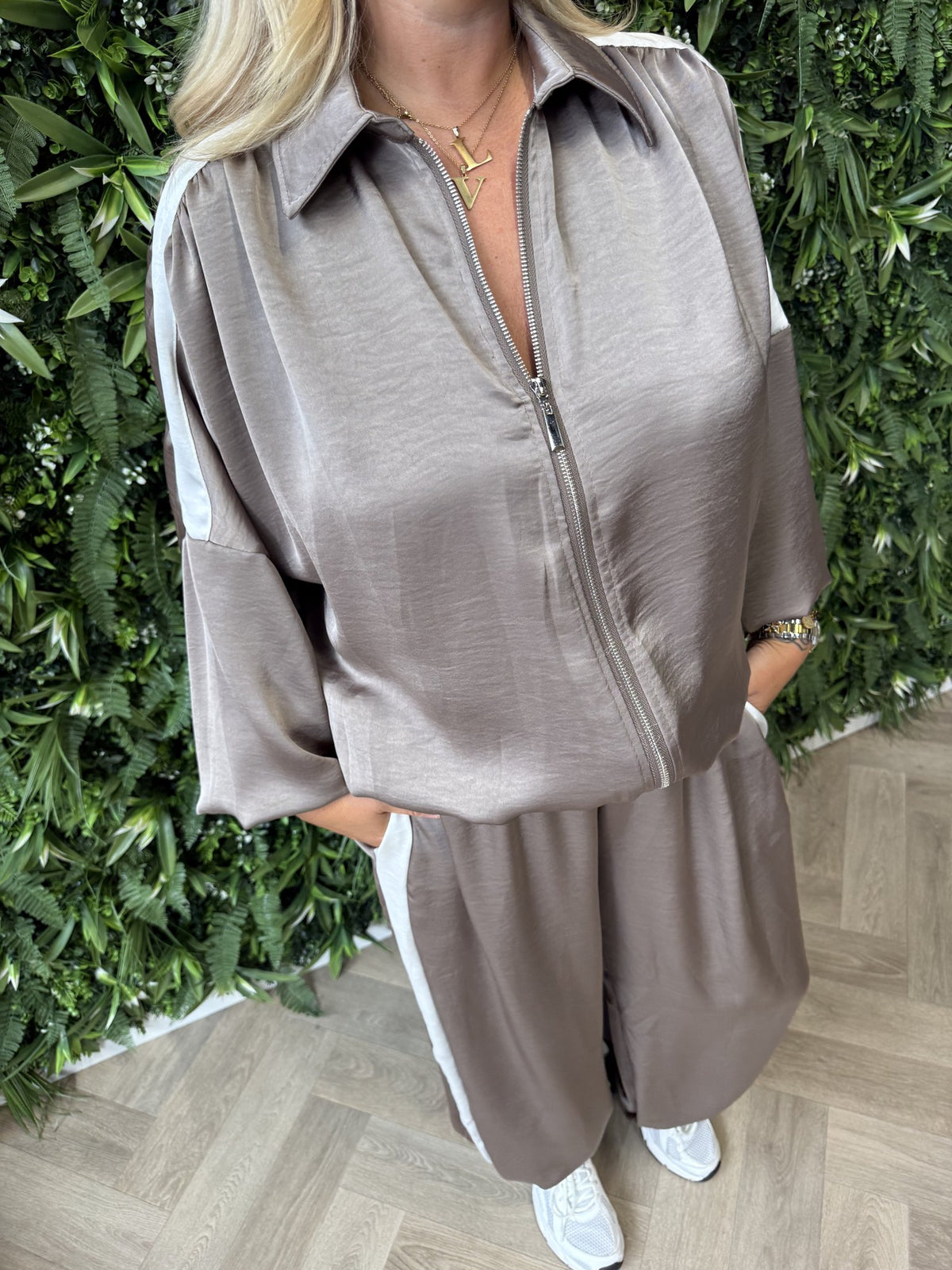 Tweedelig silky pak met bies taupe