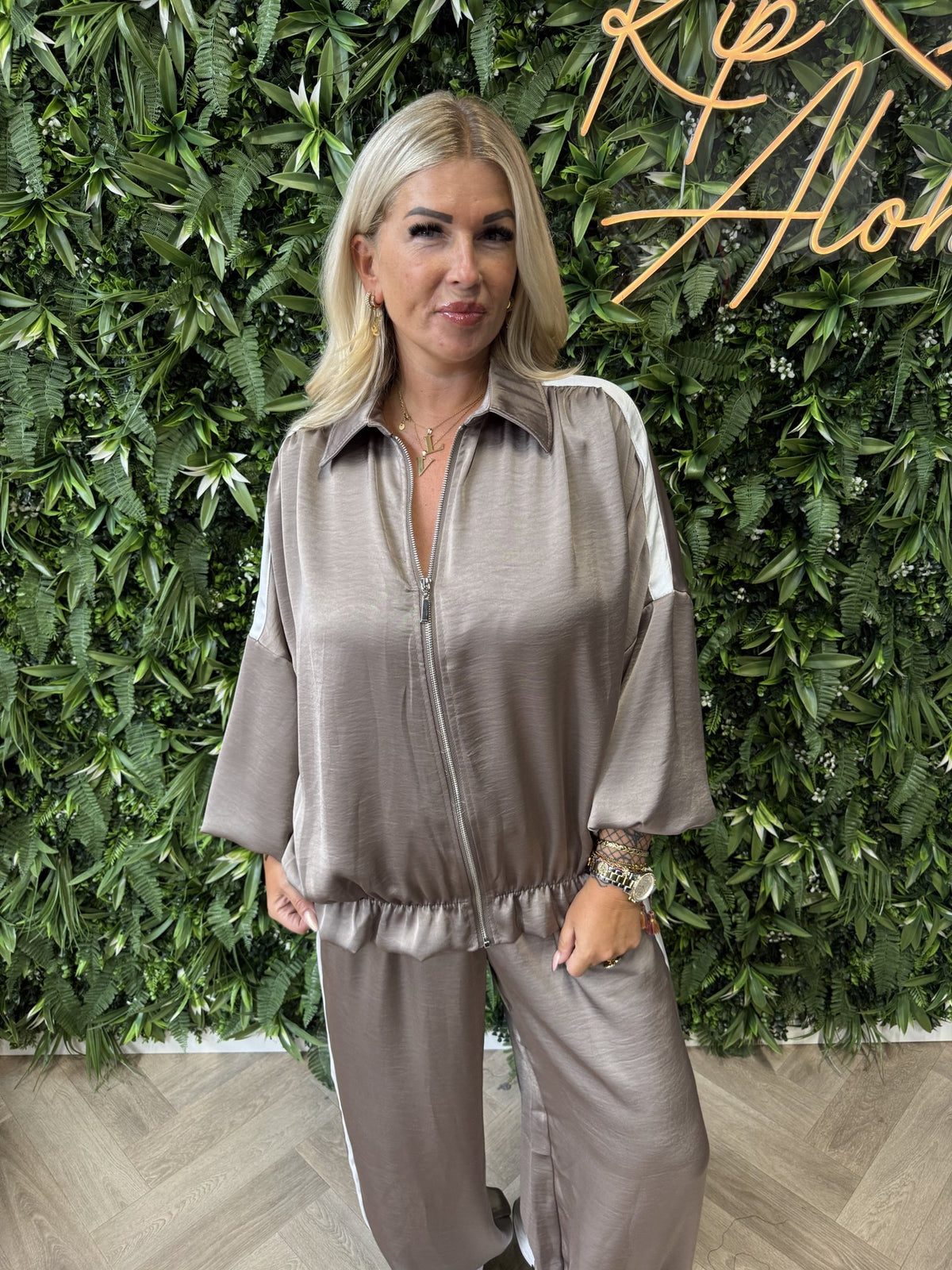 Tweedelig silky pak met bies taupe