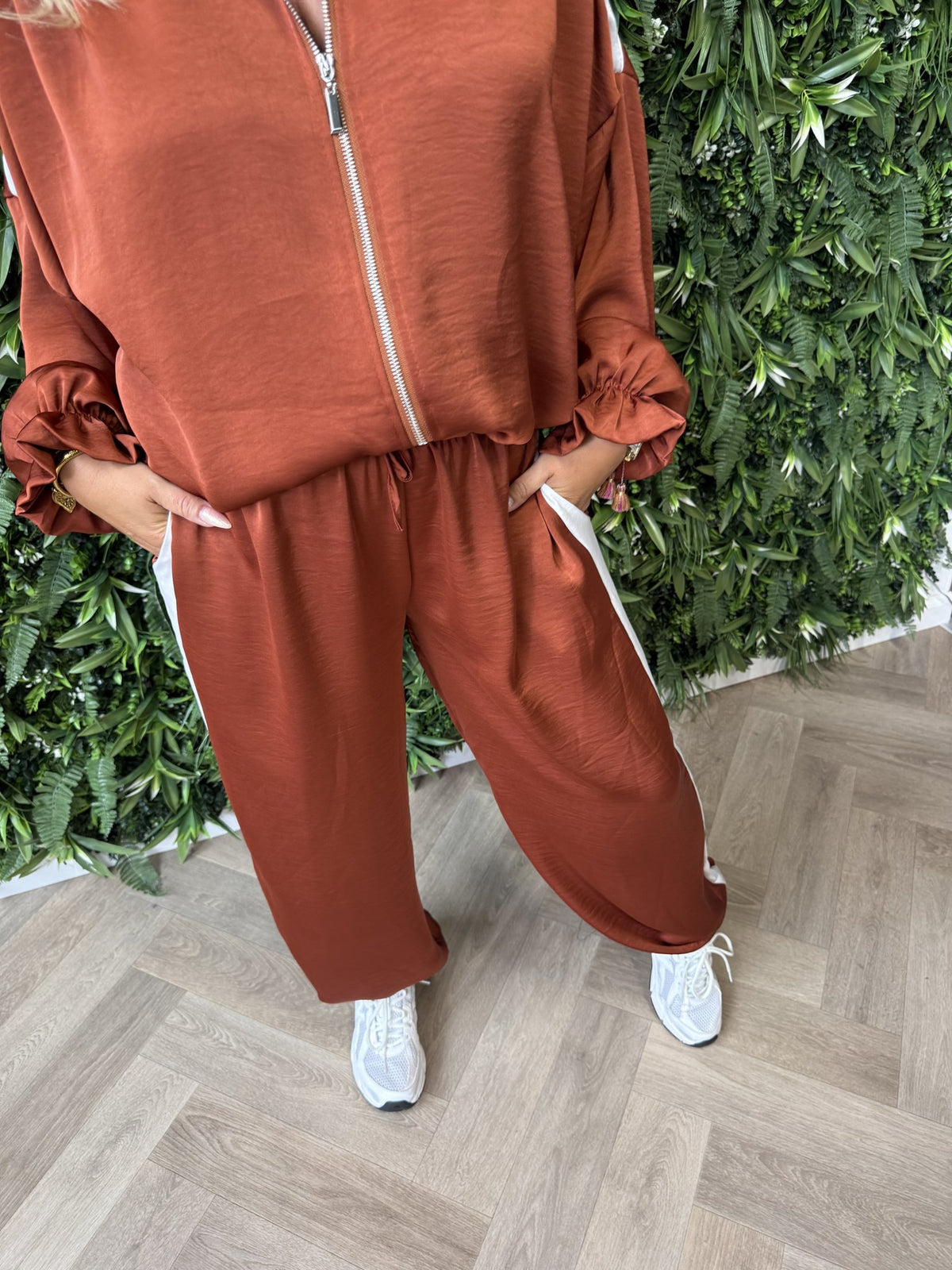 Tweedelig silky pak met bies brique