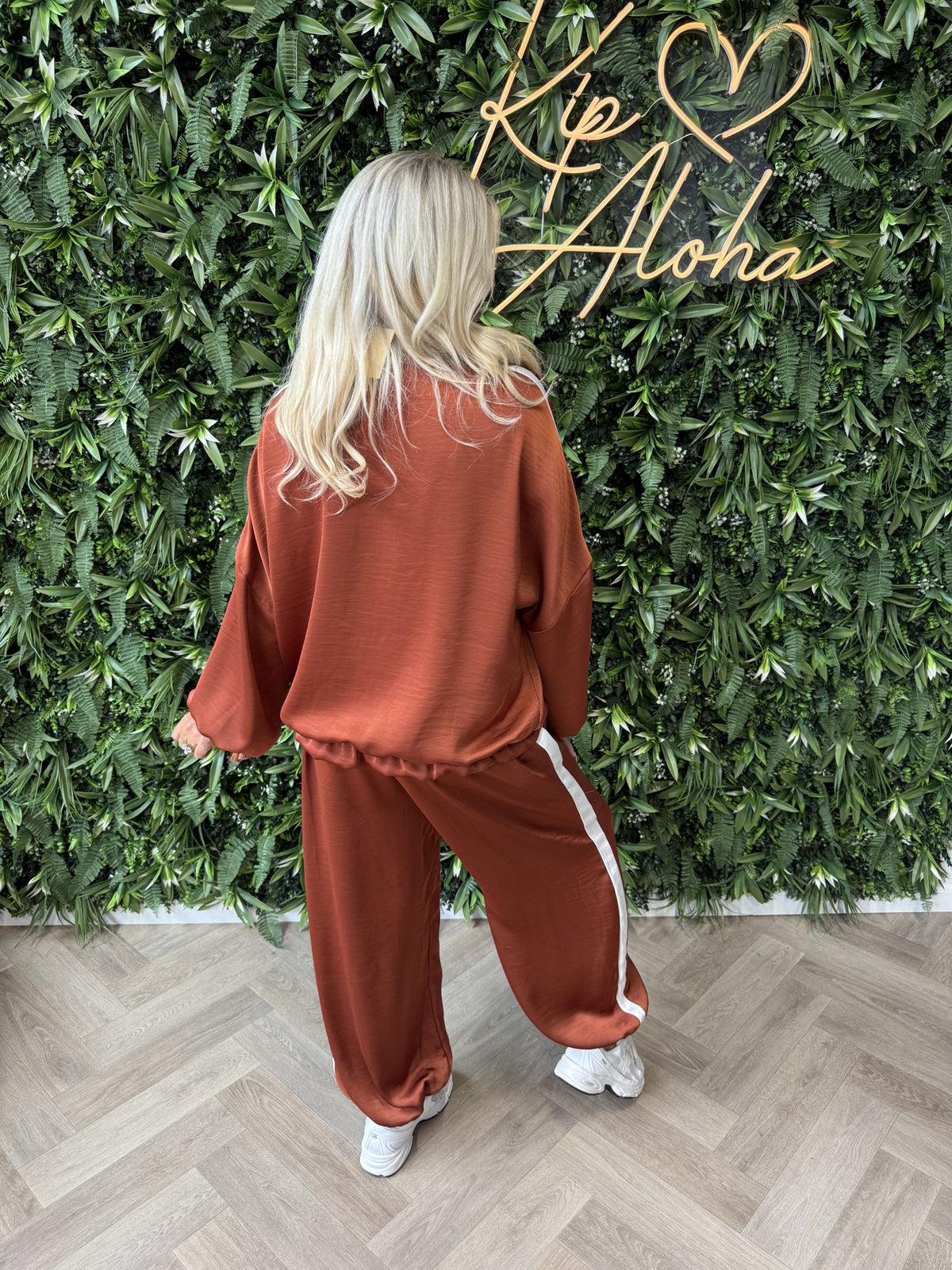 Tweedelig silky pak met bies brique