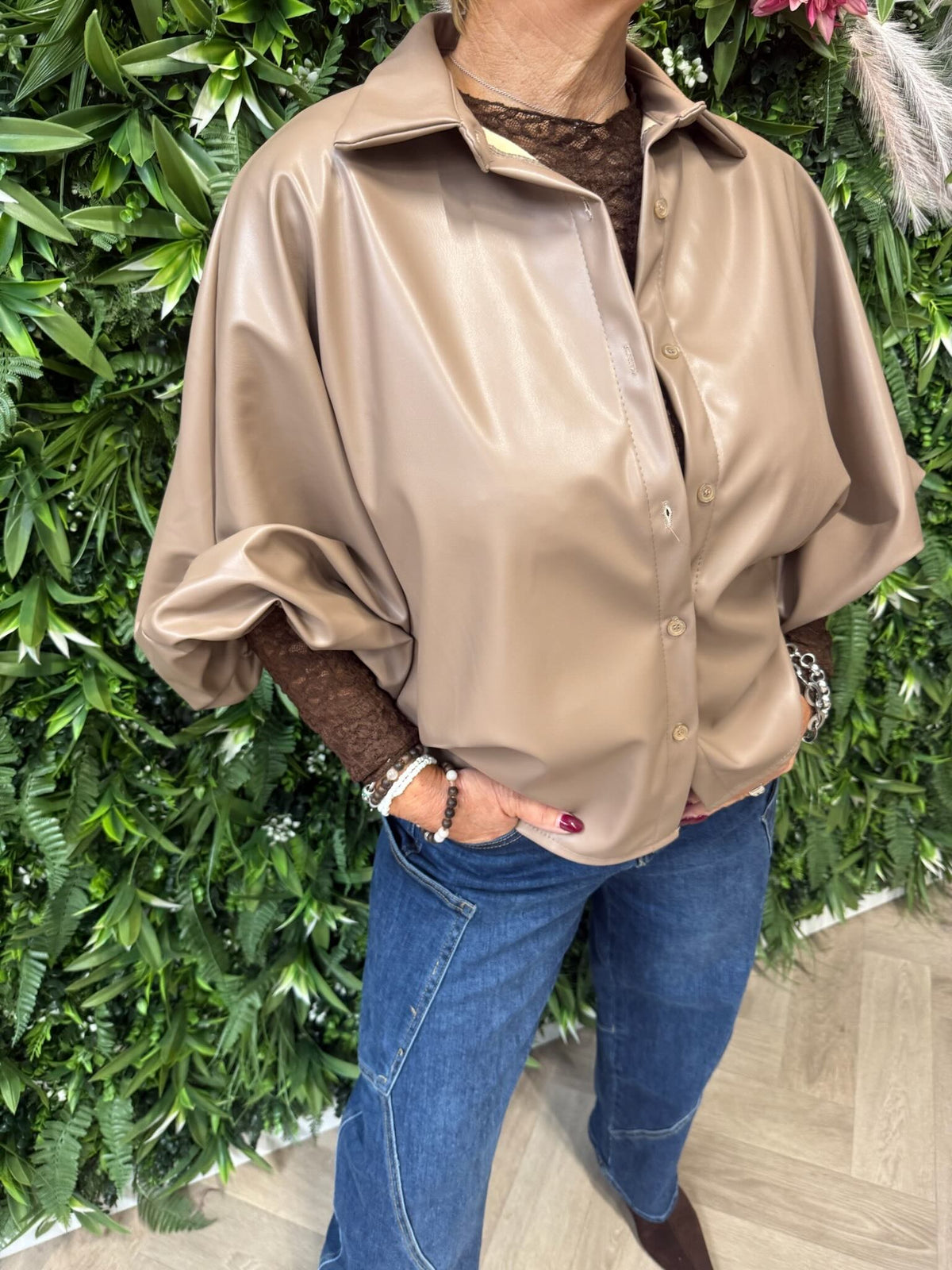 Leatherlook blouse pofmouwen taupe