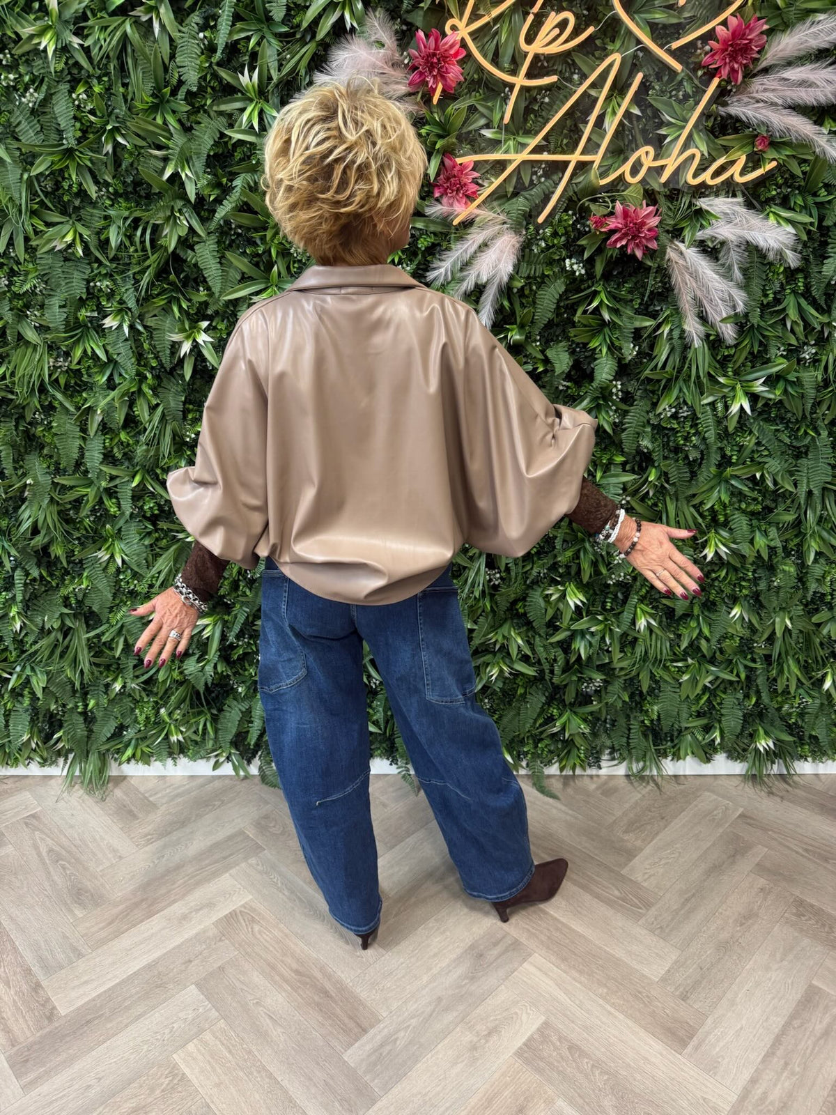 Leatherlook blouse pofmouwen taupe