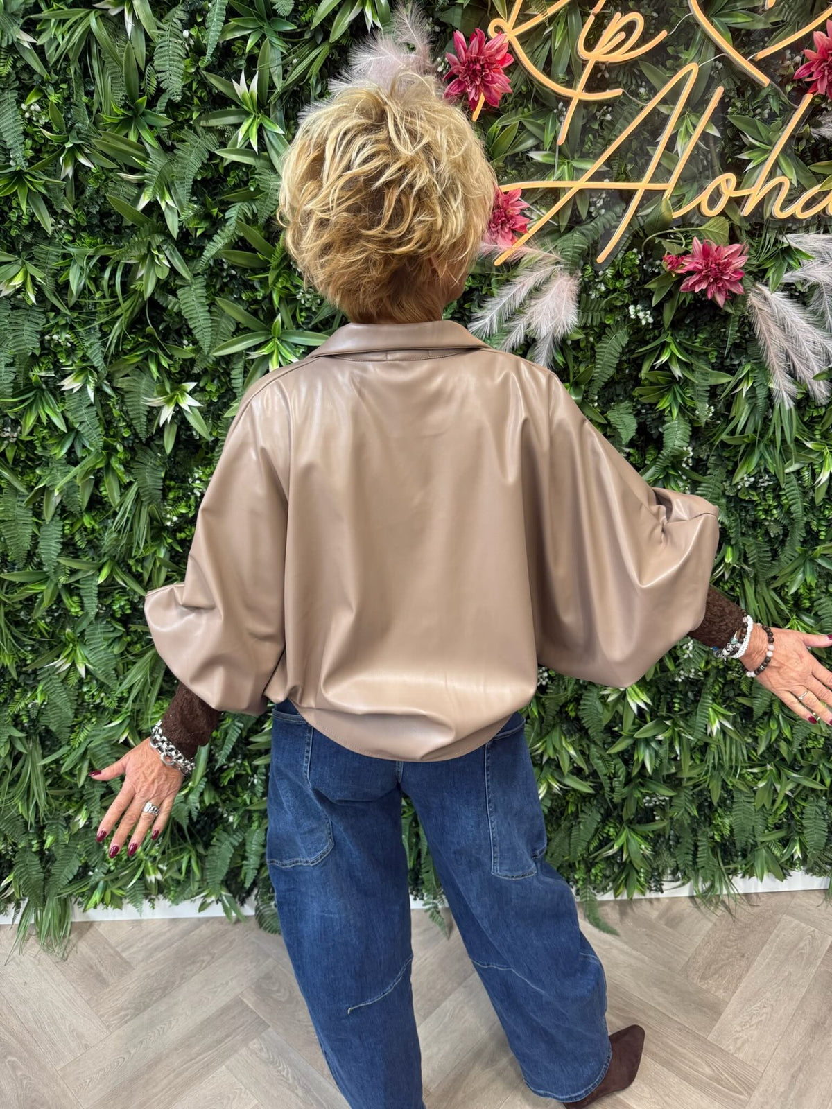 Leatherlook blouse pofmouwen taupe