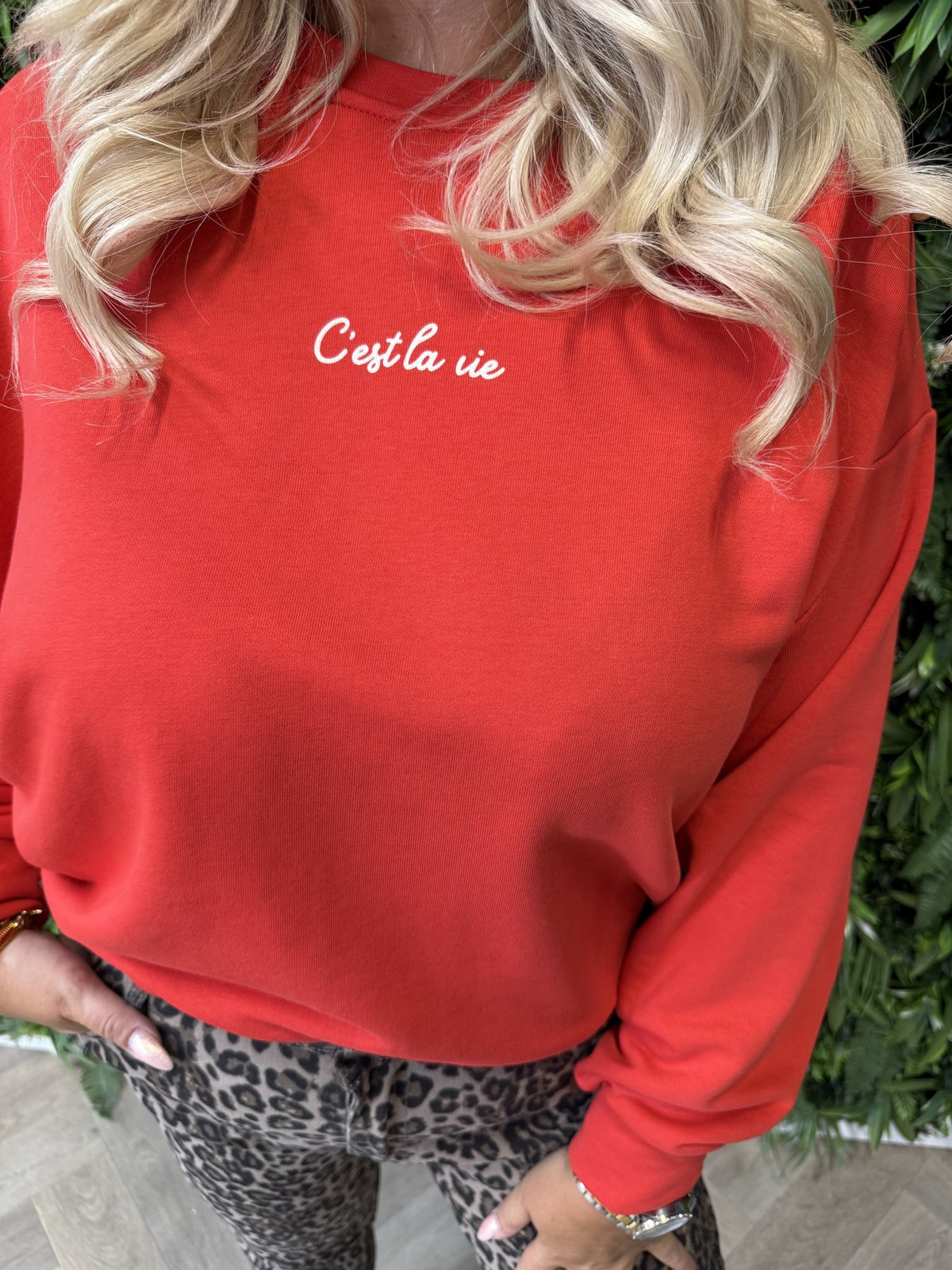 Sweater cest la vie donkeroranje