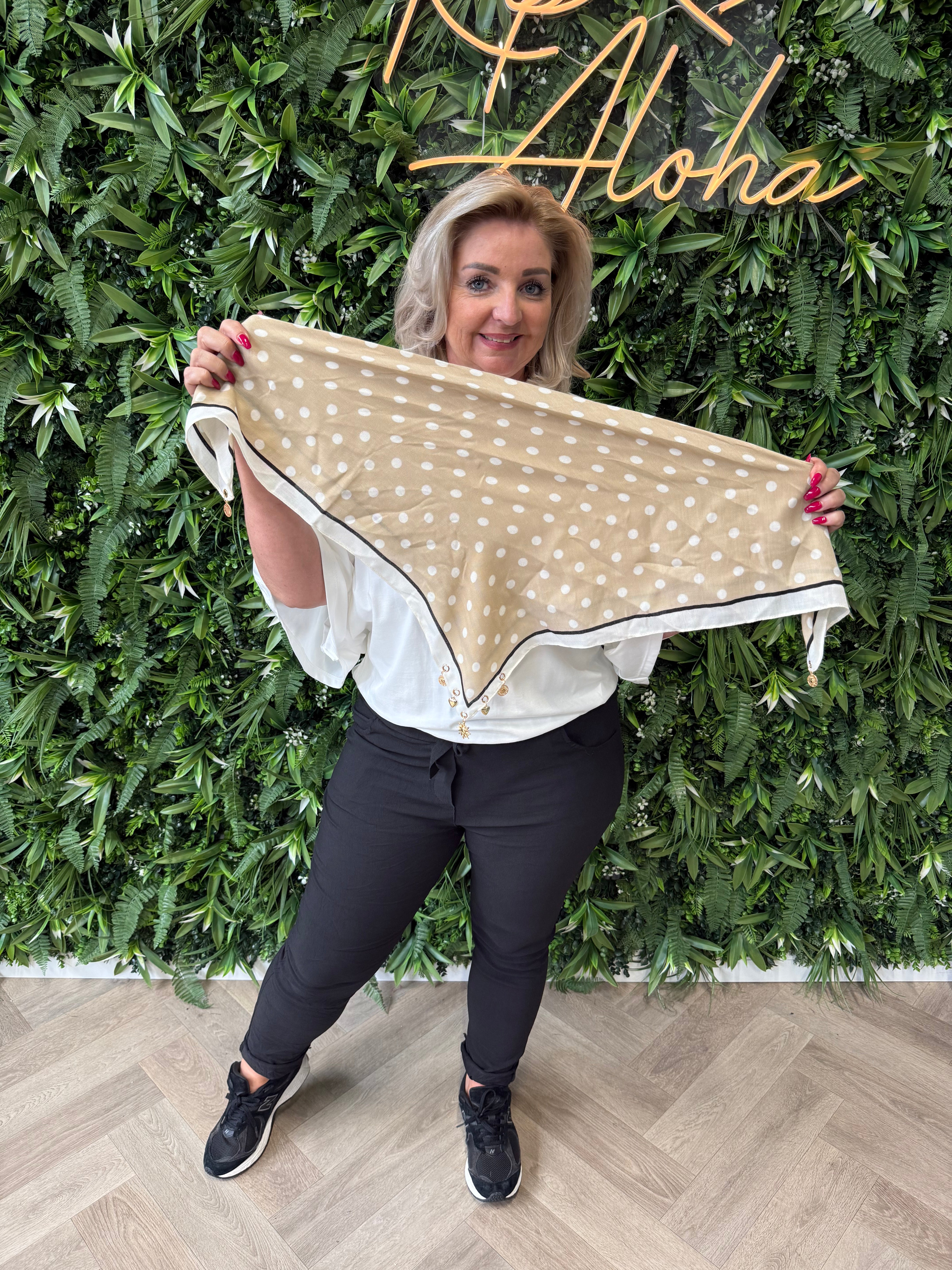 Kort sjaaltje dots met sierdetails beige