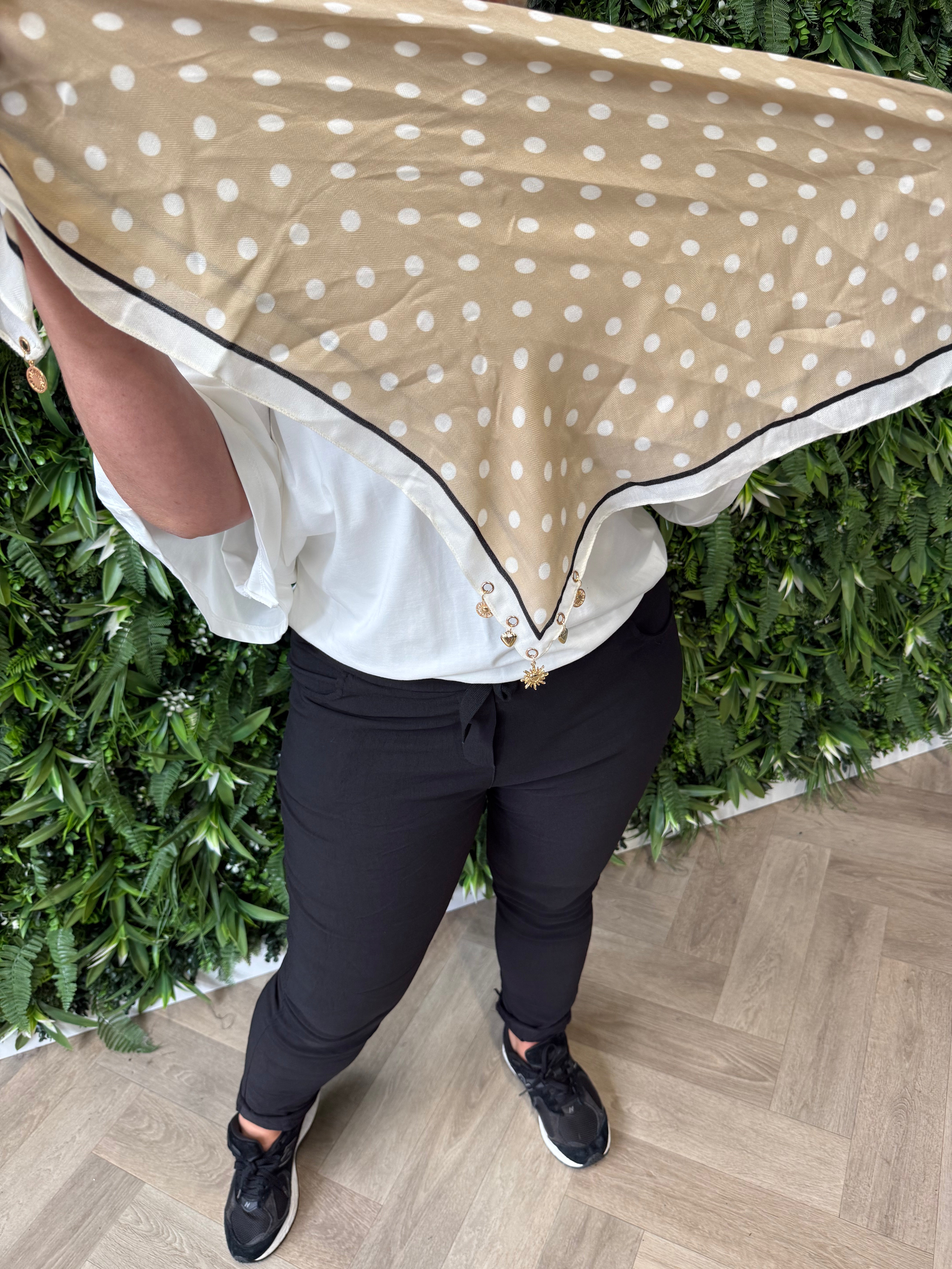 Kort sjaaltje dots met sierdetails beige