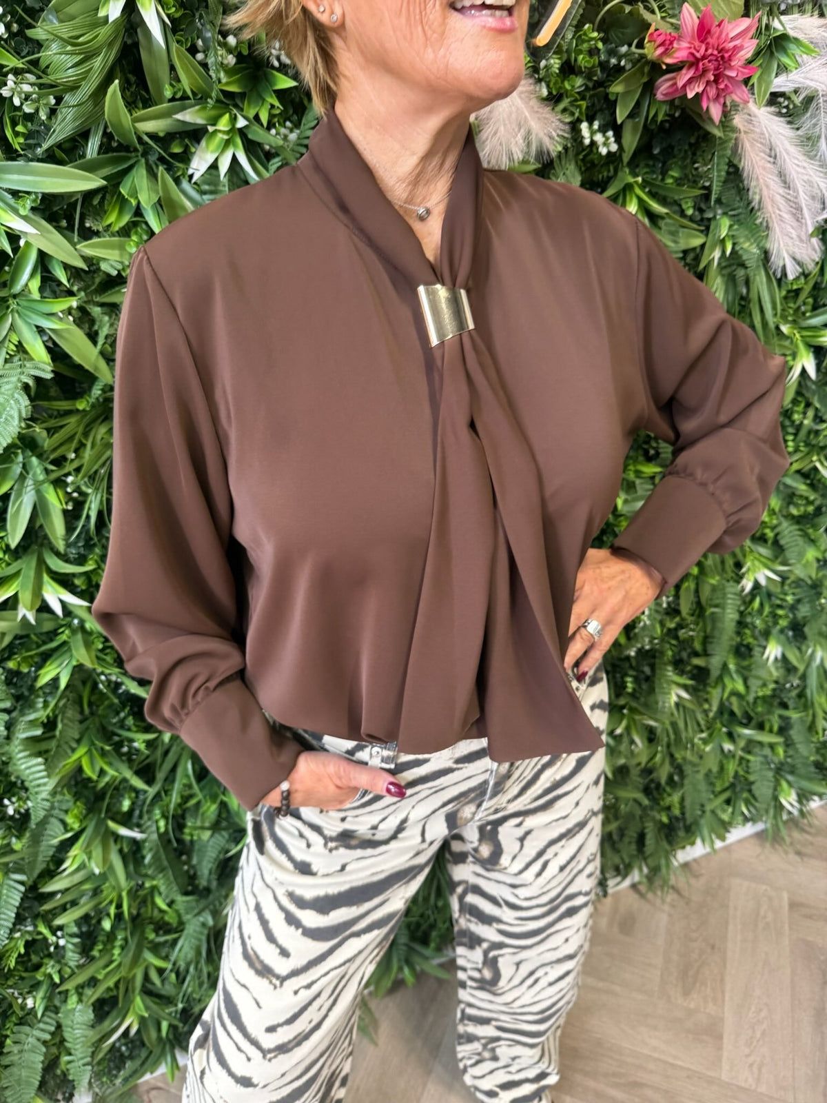 Blouse hals detail uni bruin