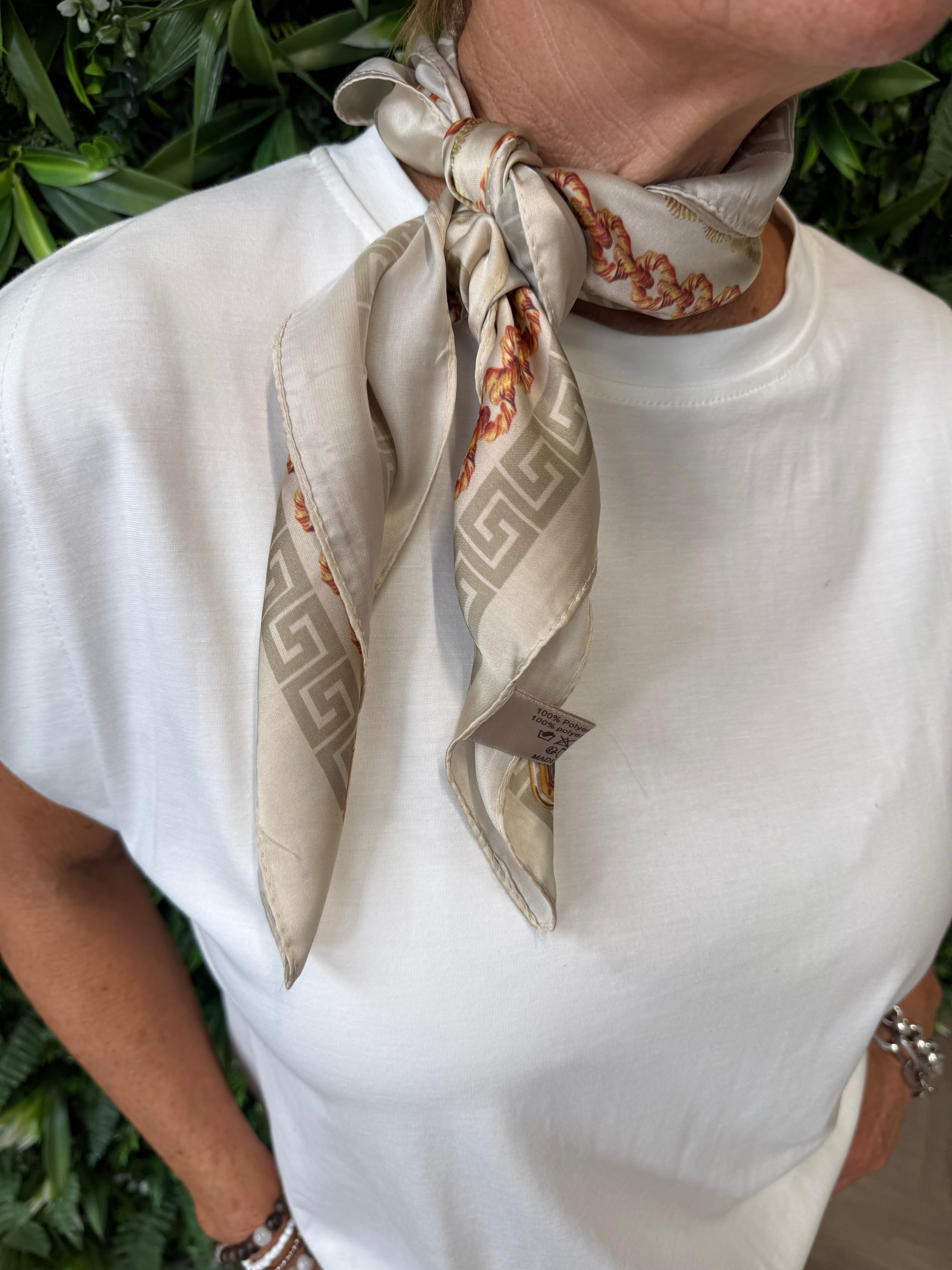 Kort sjaaltje ketting design creme
