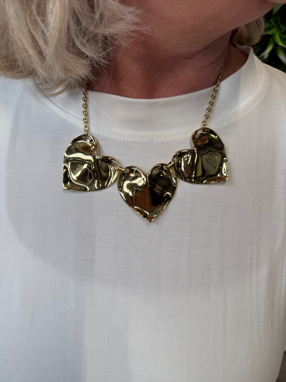 Korte stainless steel ketting met grote hartjes goud