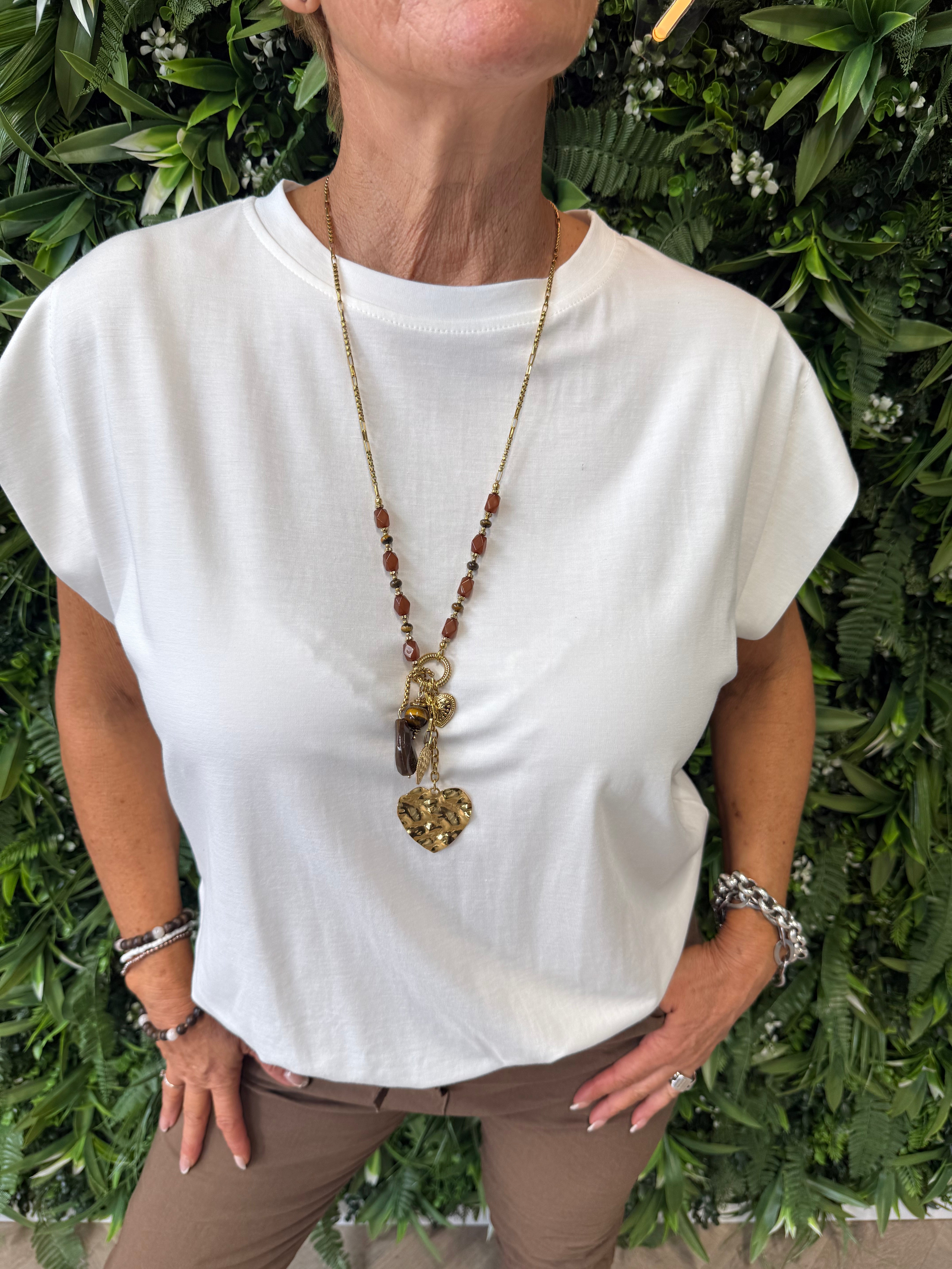 Lange stainless steel ketting met bruine kralen en hartje goud