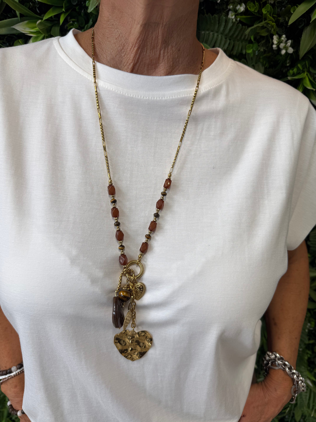 Lange stainless steel ketting met bruine kralen en hartje goud