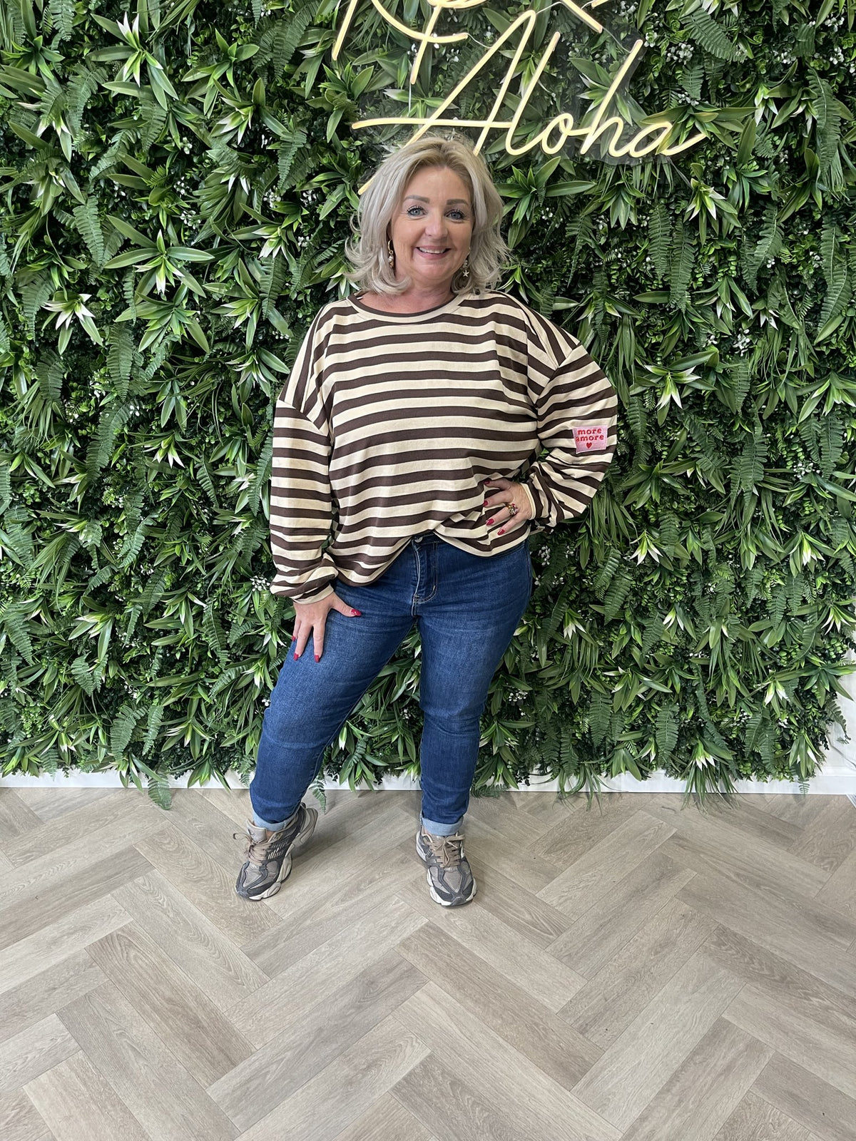 Sweater strepen more amore applicatie beige/bruin
