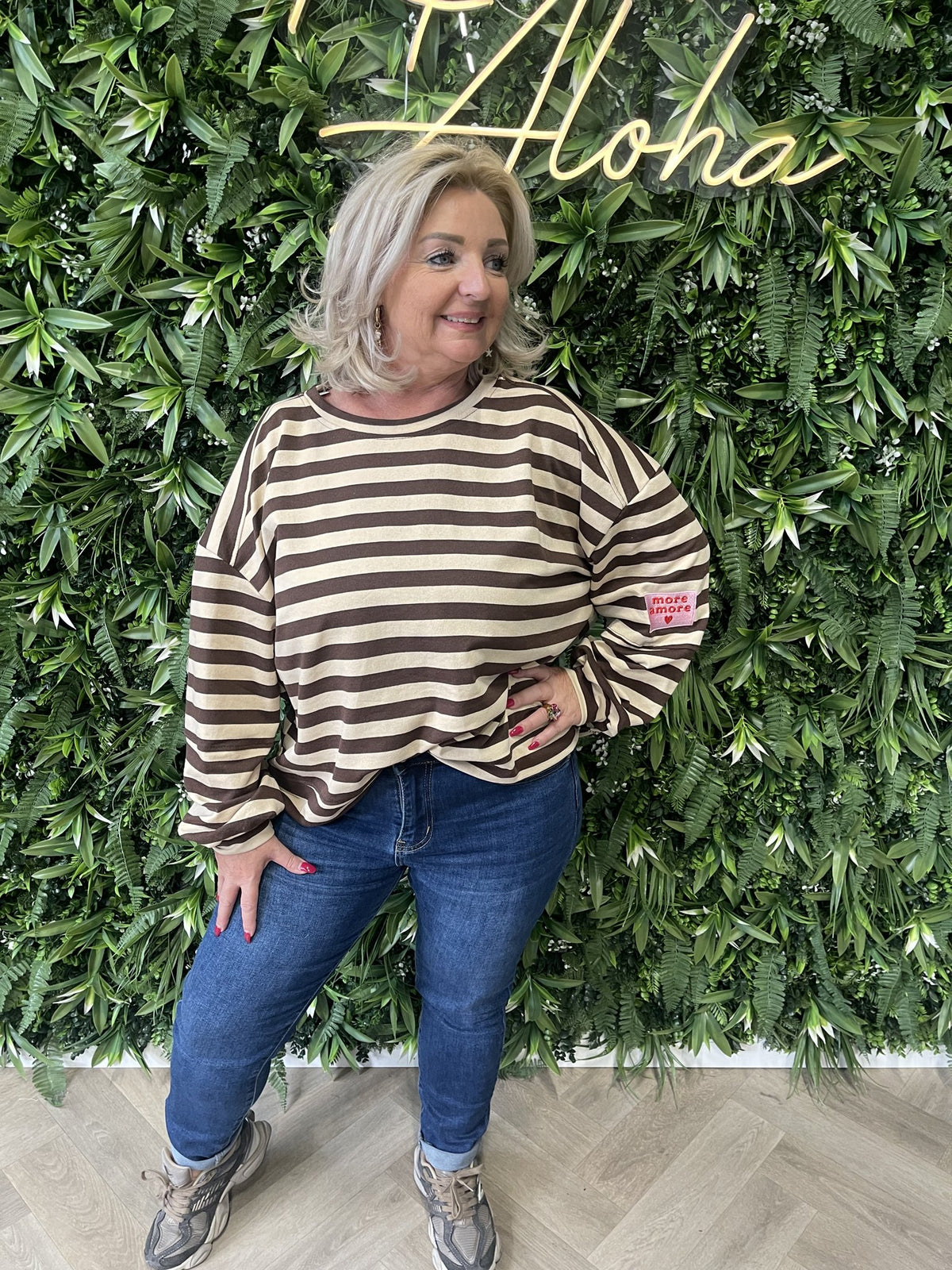 Sweater strepen more amore applicatie beige/bruin