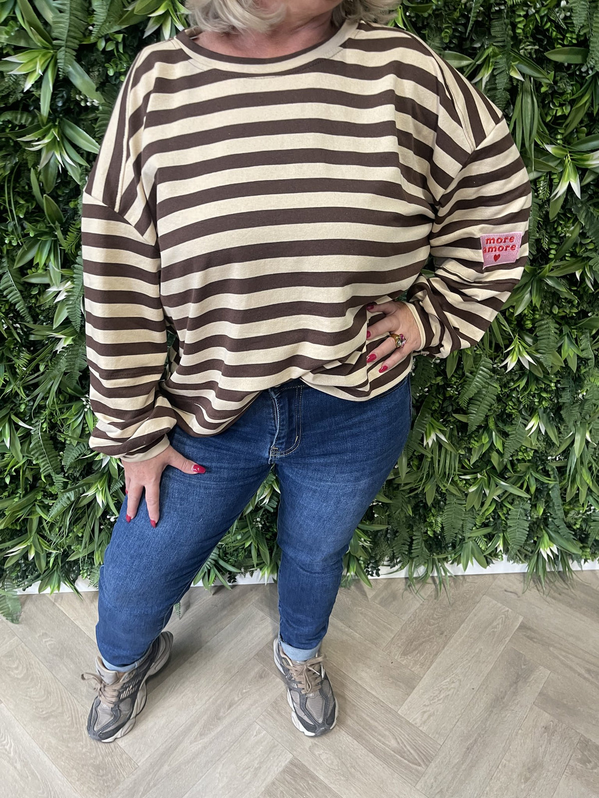 Sweater strepen more amore applicatie beige/bruin