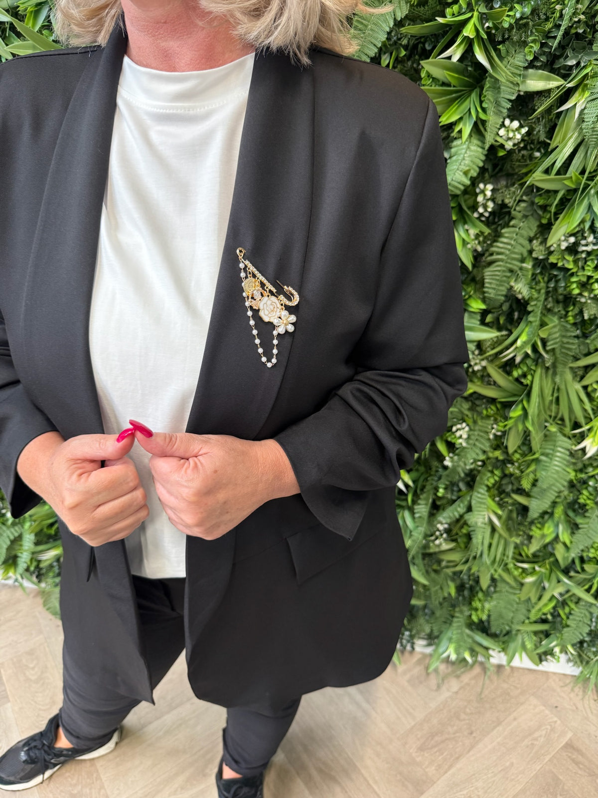 Broche met parels en trui goud