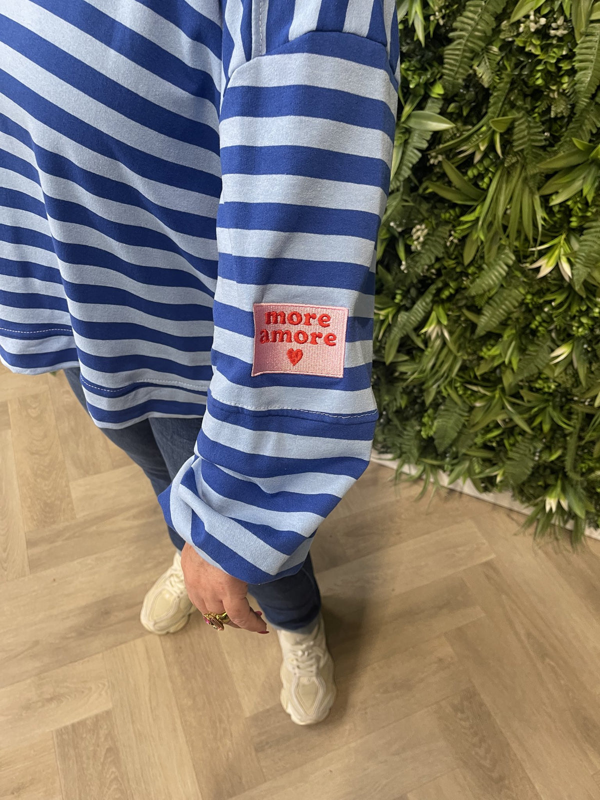 Sweater strepen more amore applicatie lichtblauw/blauw