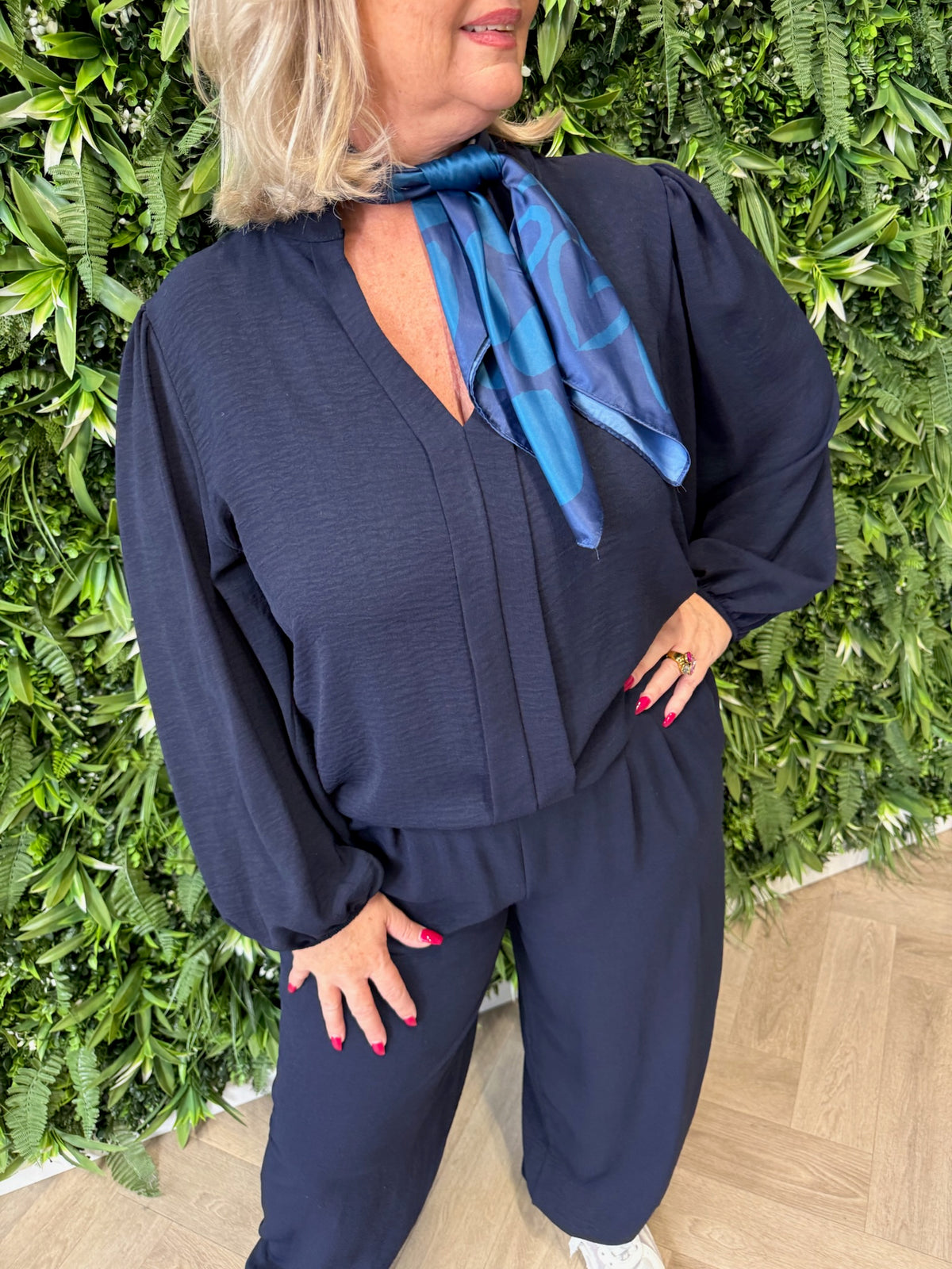 Blouse roezel met pofmouwen marineblauw